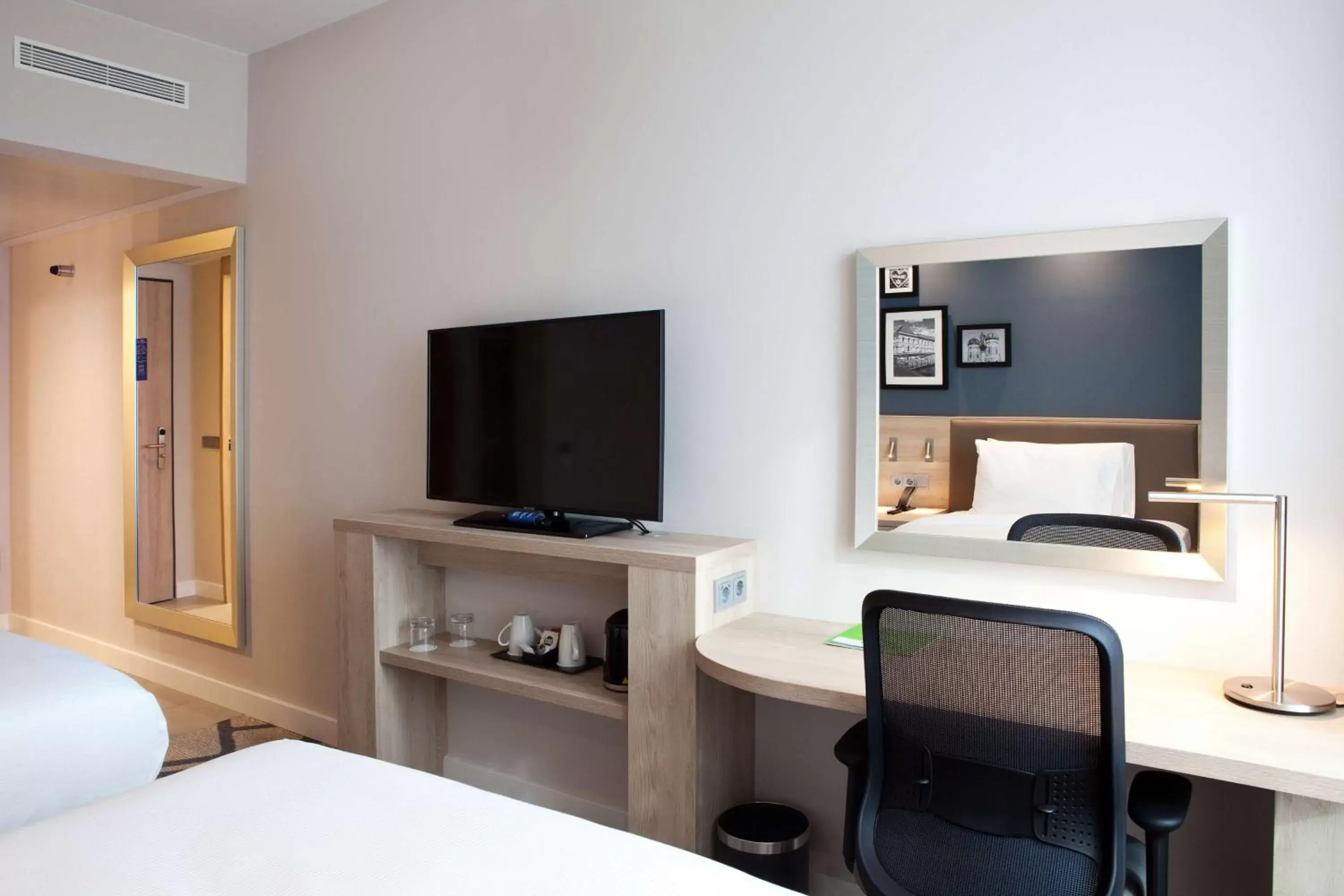 Bedroom, TV/Entertainment Center in Hampton By Hilton Munich City Center East