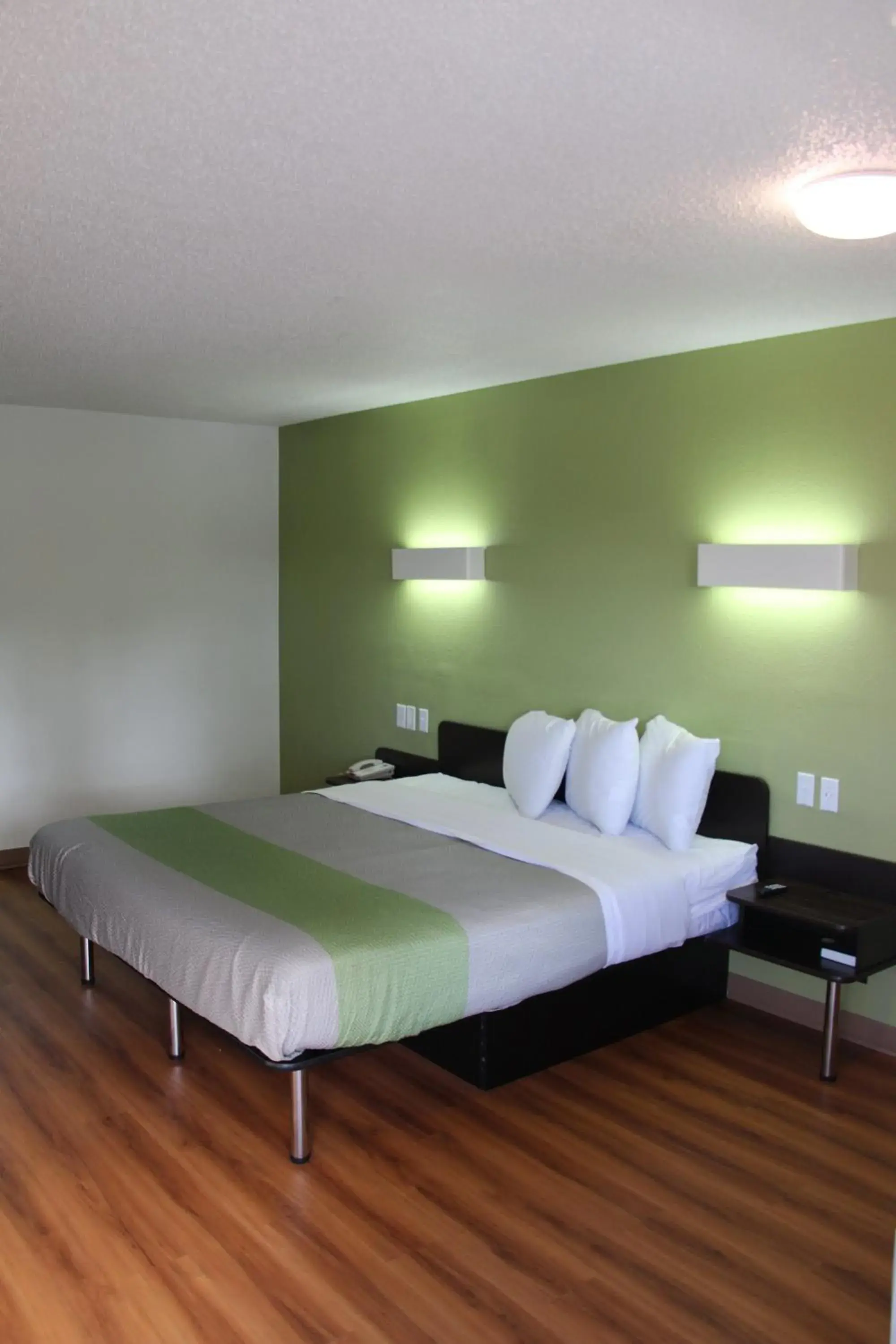 Bed in Motel 6-Cincinnati, OH - Central - Norwood