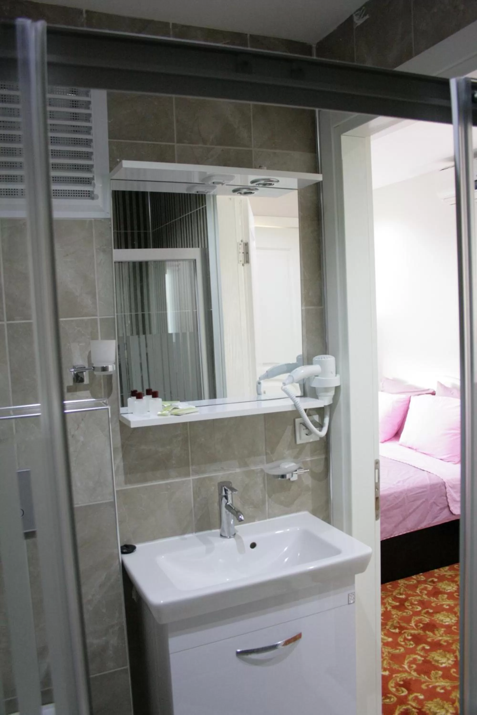 Bathroom, Bed in Sakran Hotel