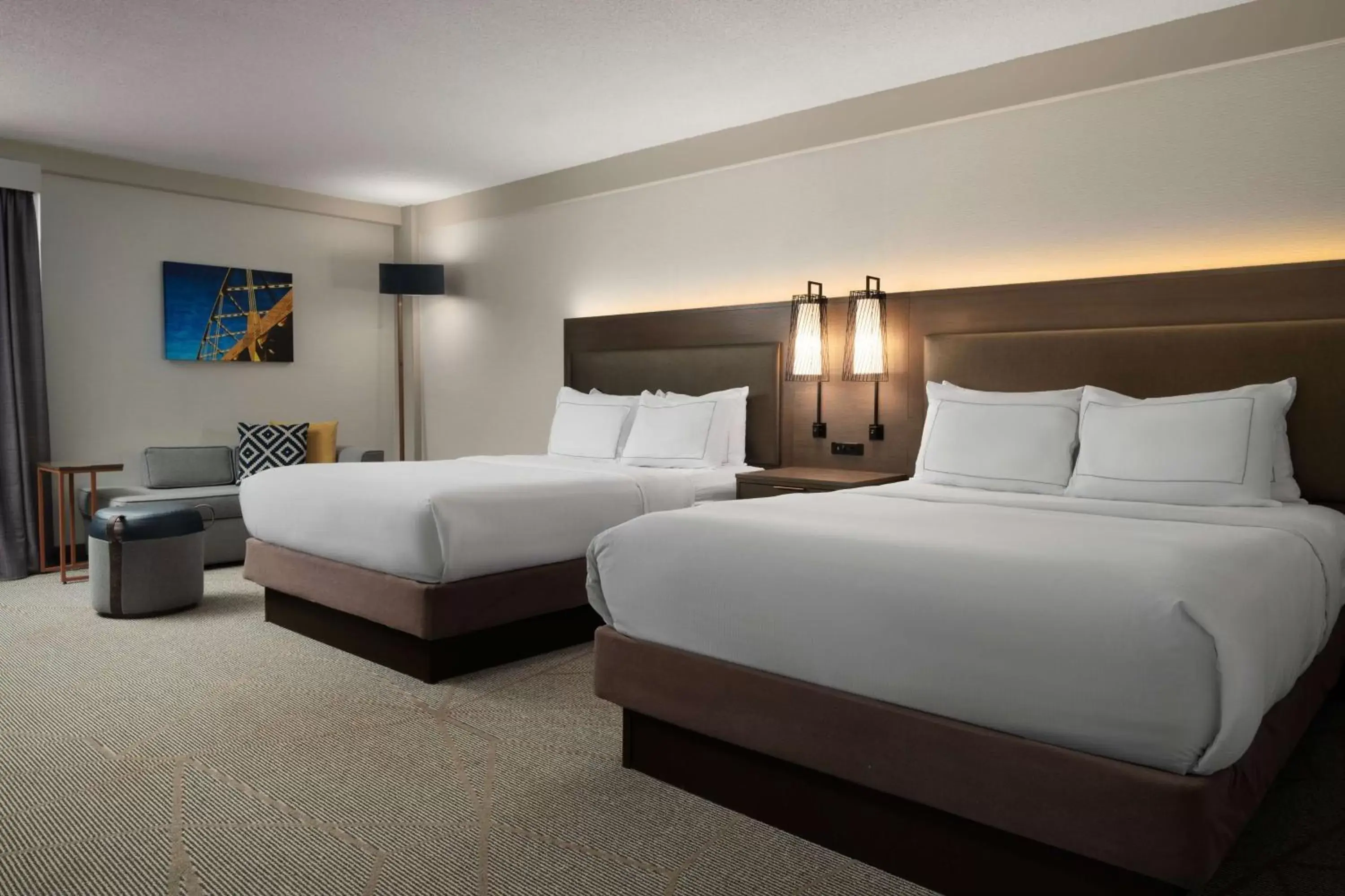 Living room, Bed in DoubleTree by Hilton Pittsburgh Airport