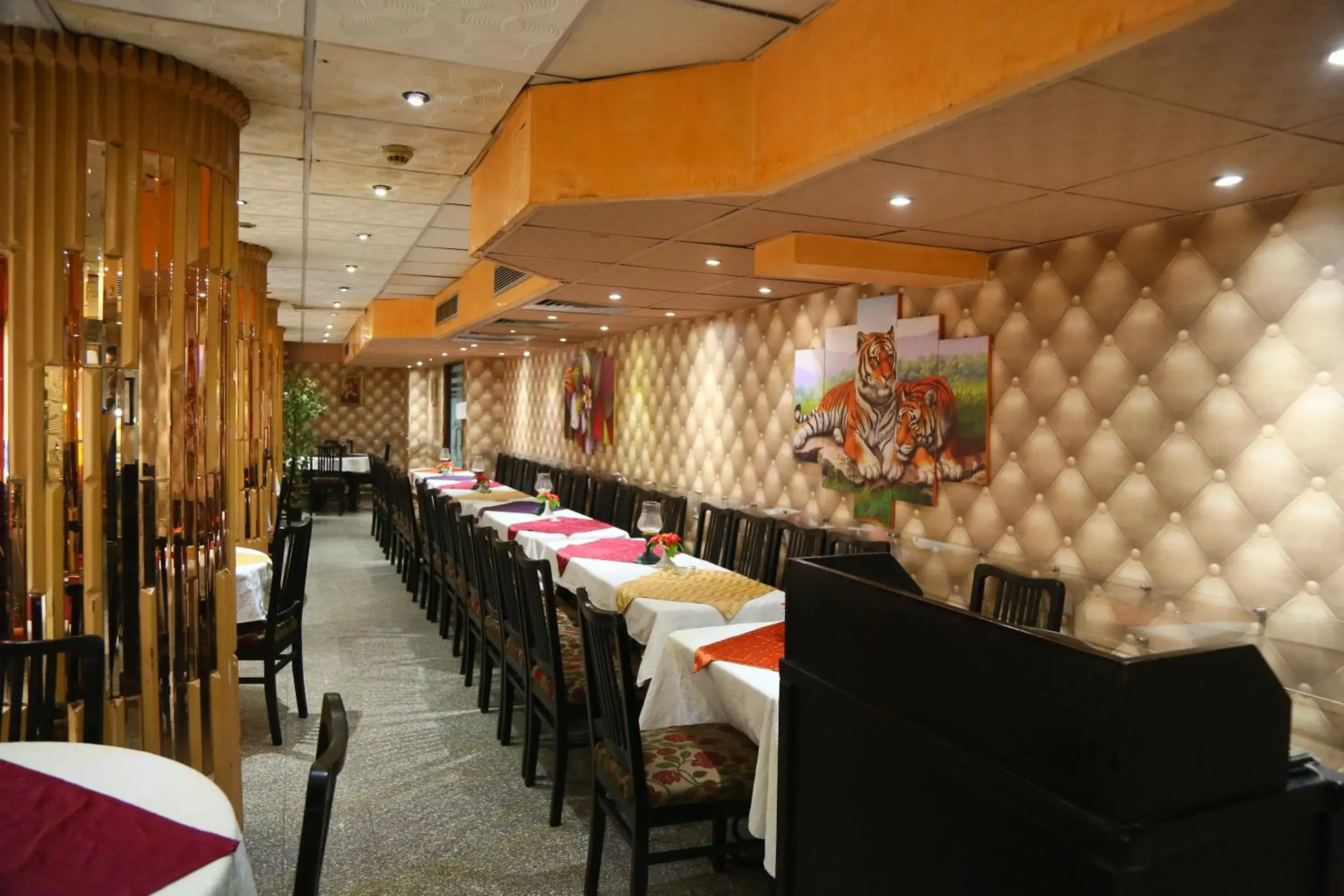 Restaurant/Places to Eat in Happy City Hotel