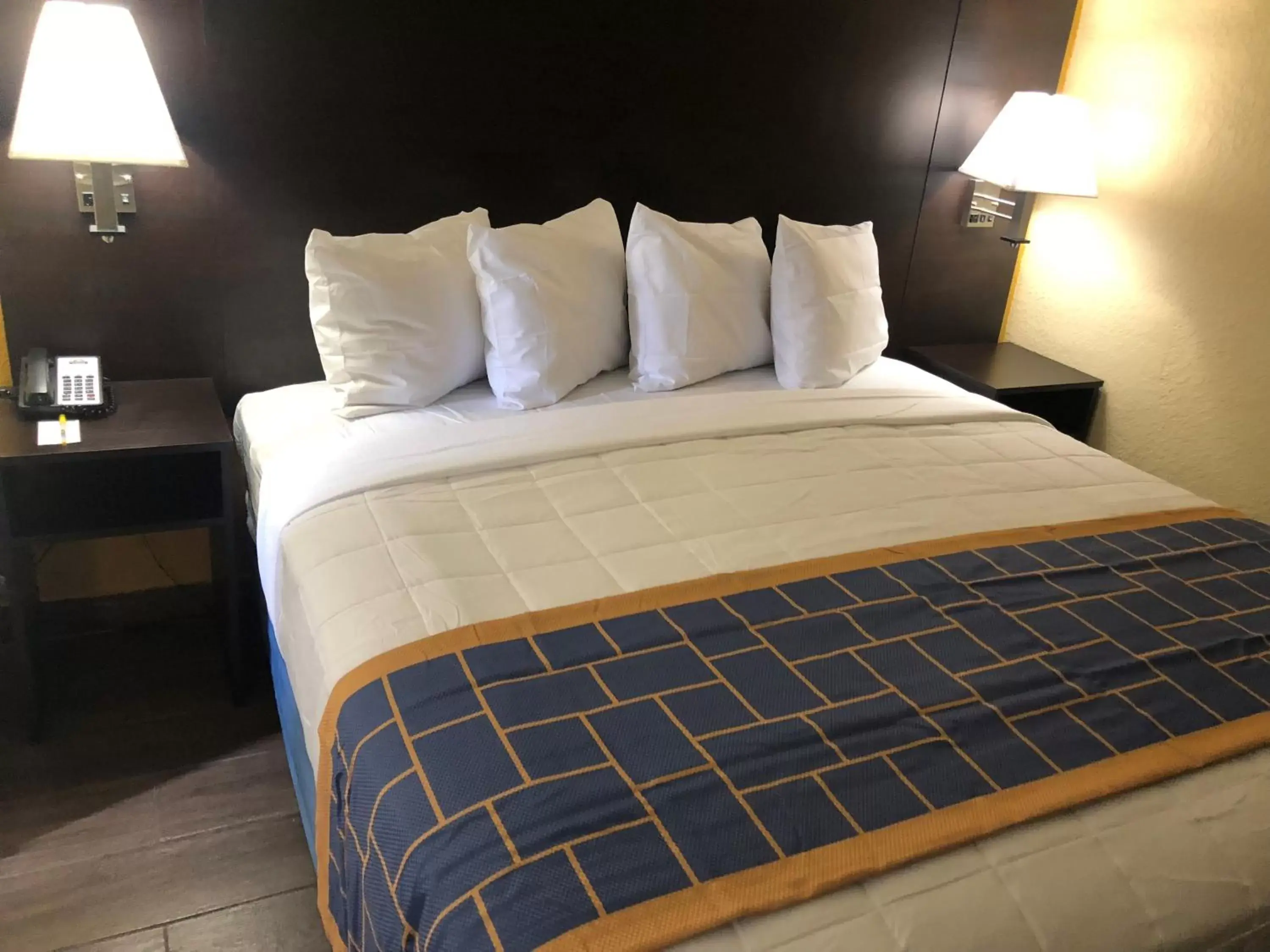 Bedroom, Bed in Days Inn & Suites by Wyndham Tampa/Raymond James Stadium