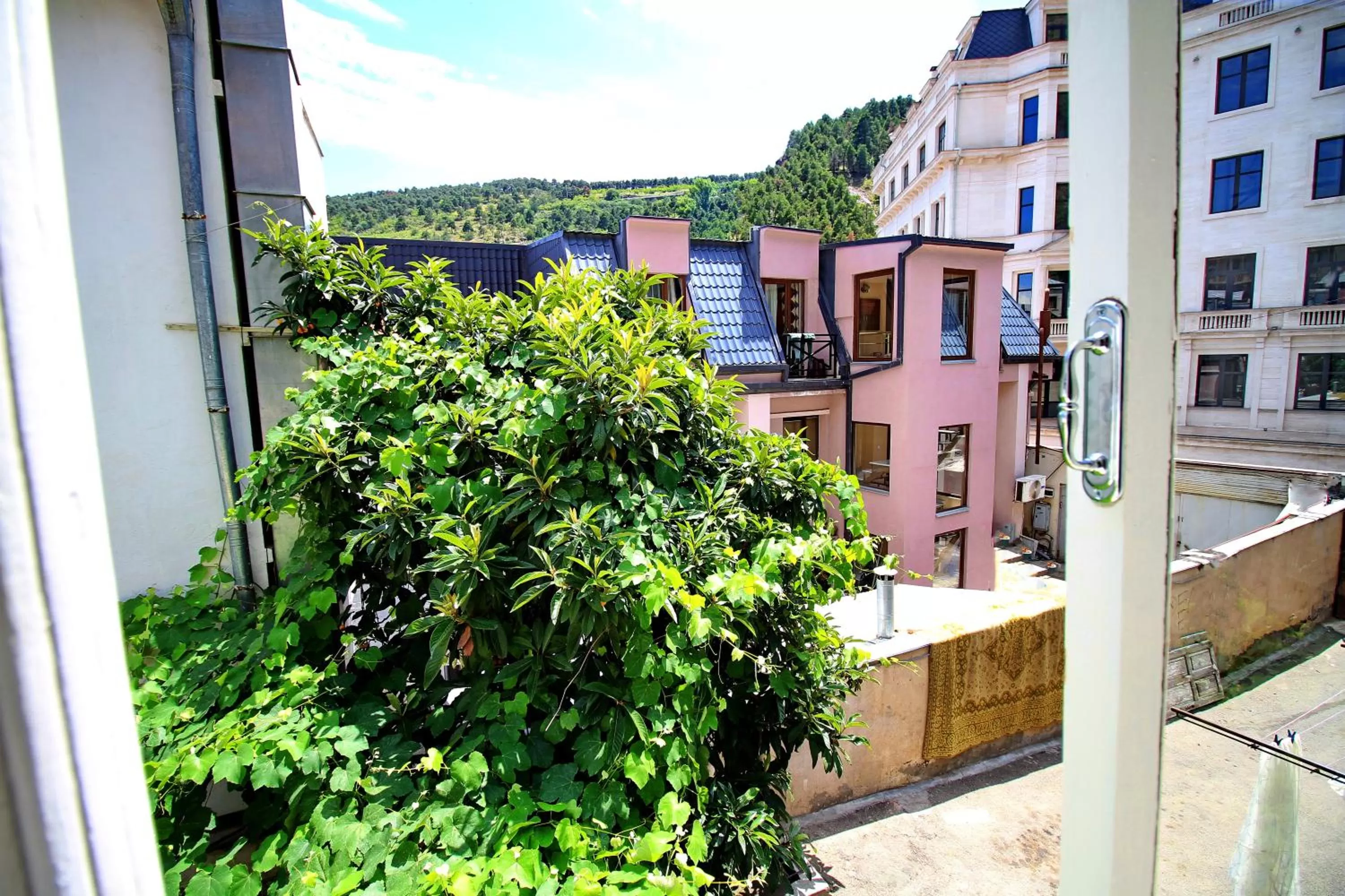 Neighbourhood in villa old sololaki