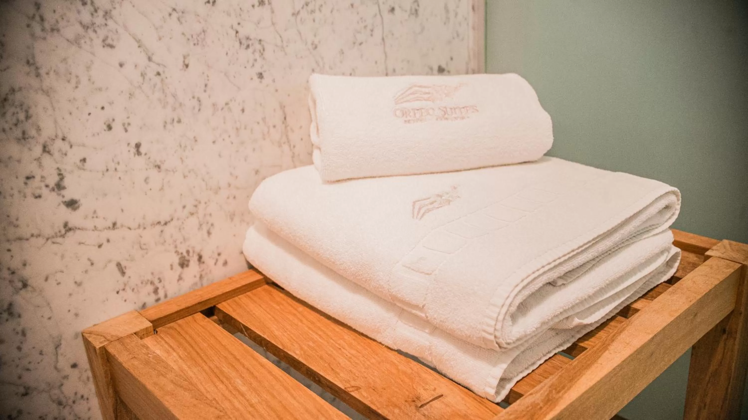 Photo of the whole room in Orfeo Suites Cordoba