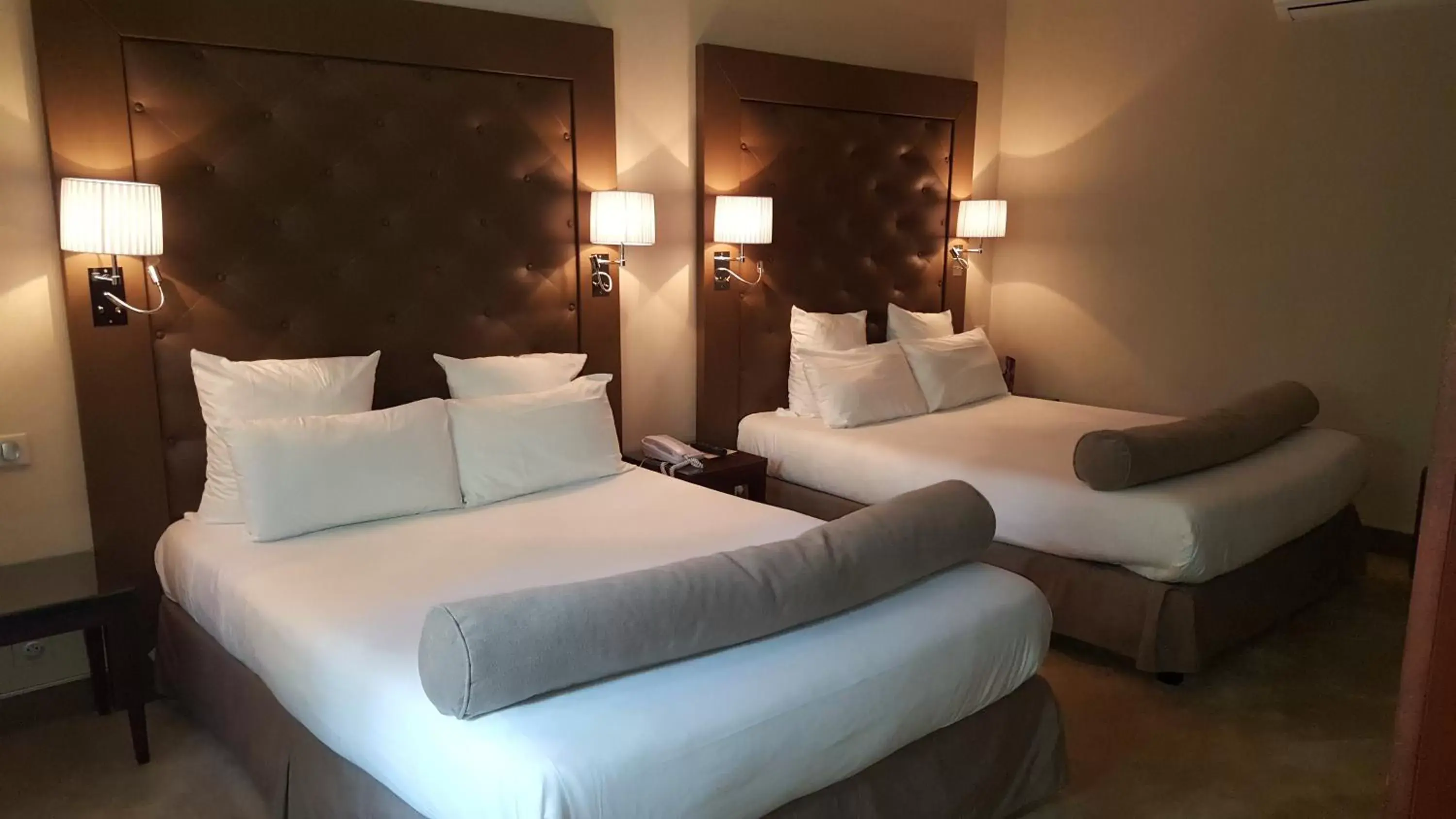 Bed in Hotel Saint Cyr Etoile