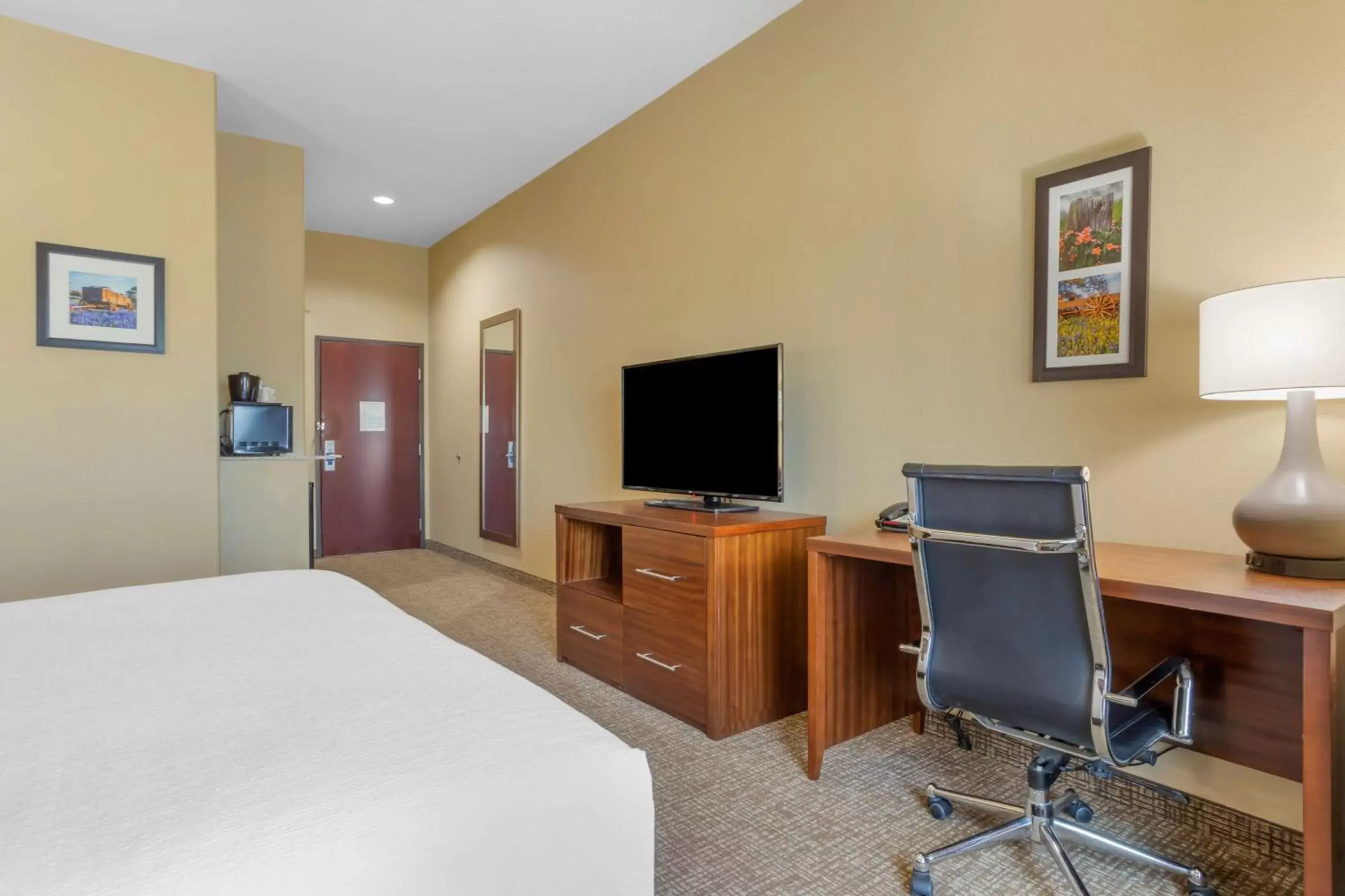 Bedroom, TV/Entertainment Center in Best Western Texas City