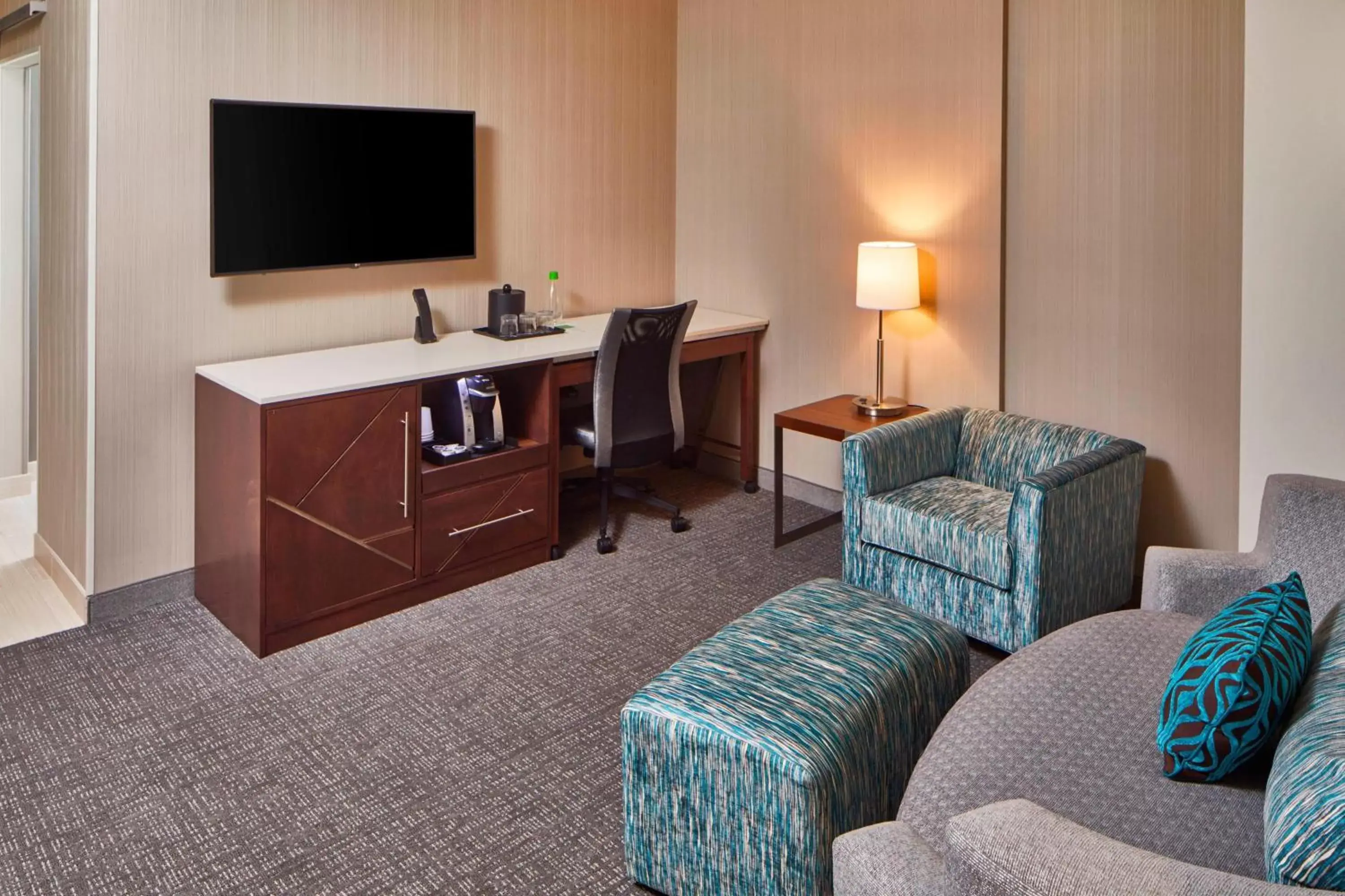 Photo of the whole room, TV/Entertainment Center in Courtyard by Marriott Minneapolis West