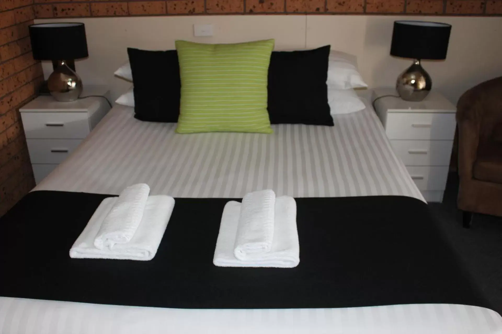 Deluxe Queen Kitchenette in Golden Harvest Motor Inn Moree Deluxe Queen Kitchenette in Golden Harvest Motor Inn Moree