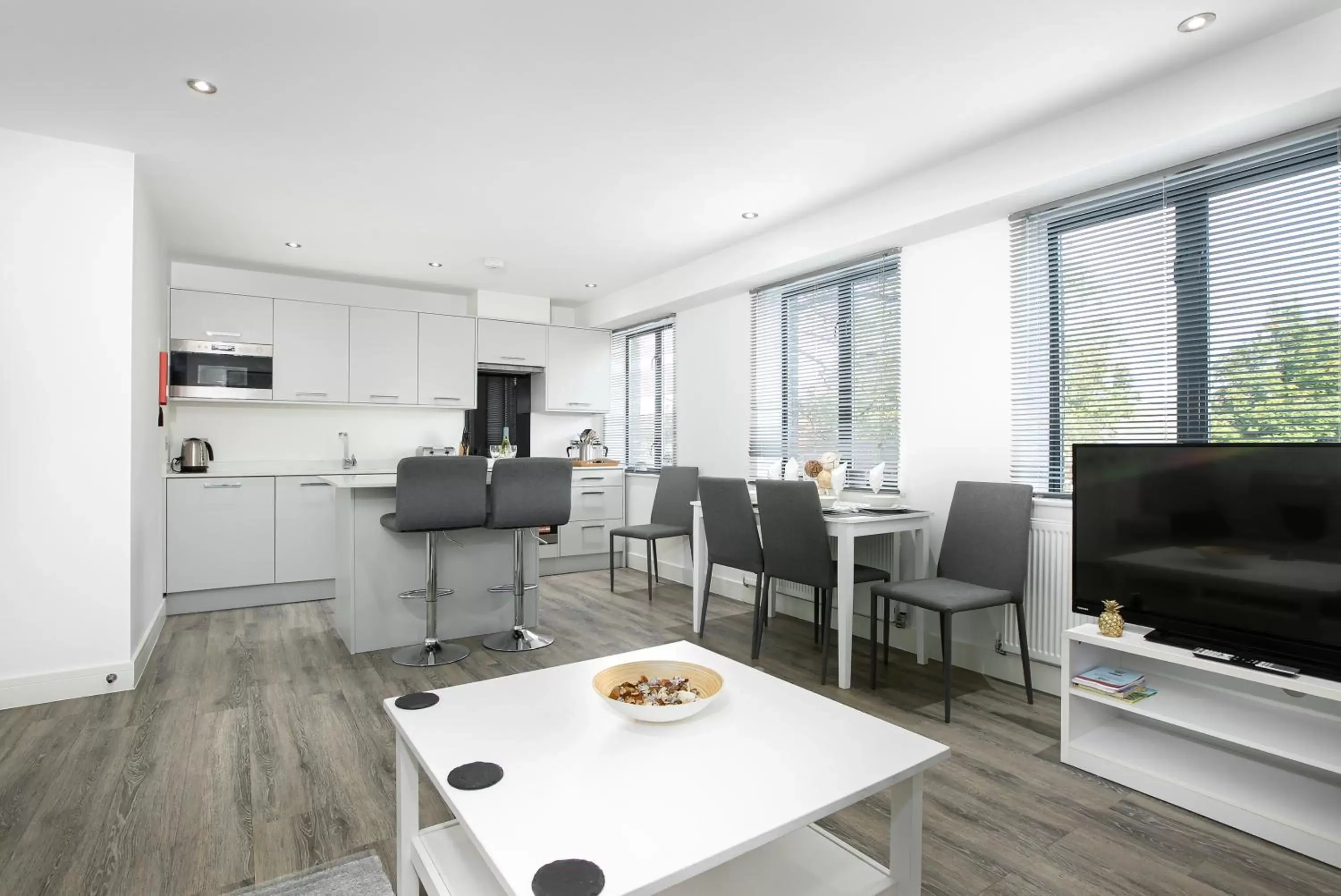 Kitchen or kitchenette, TV/Entertainment Center in Reading Kings Road Lodge by Creatick Apartments