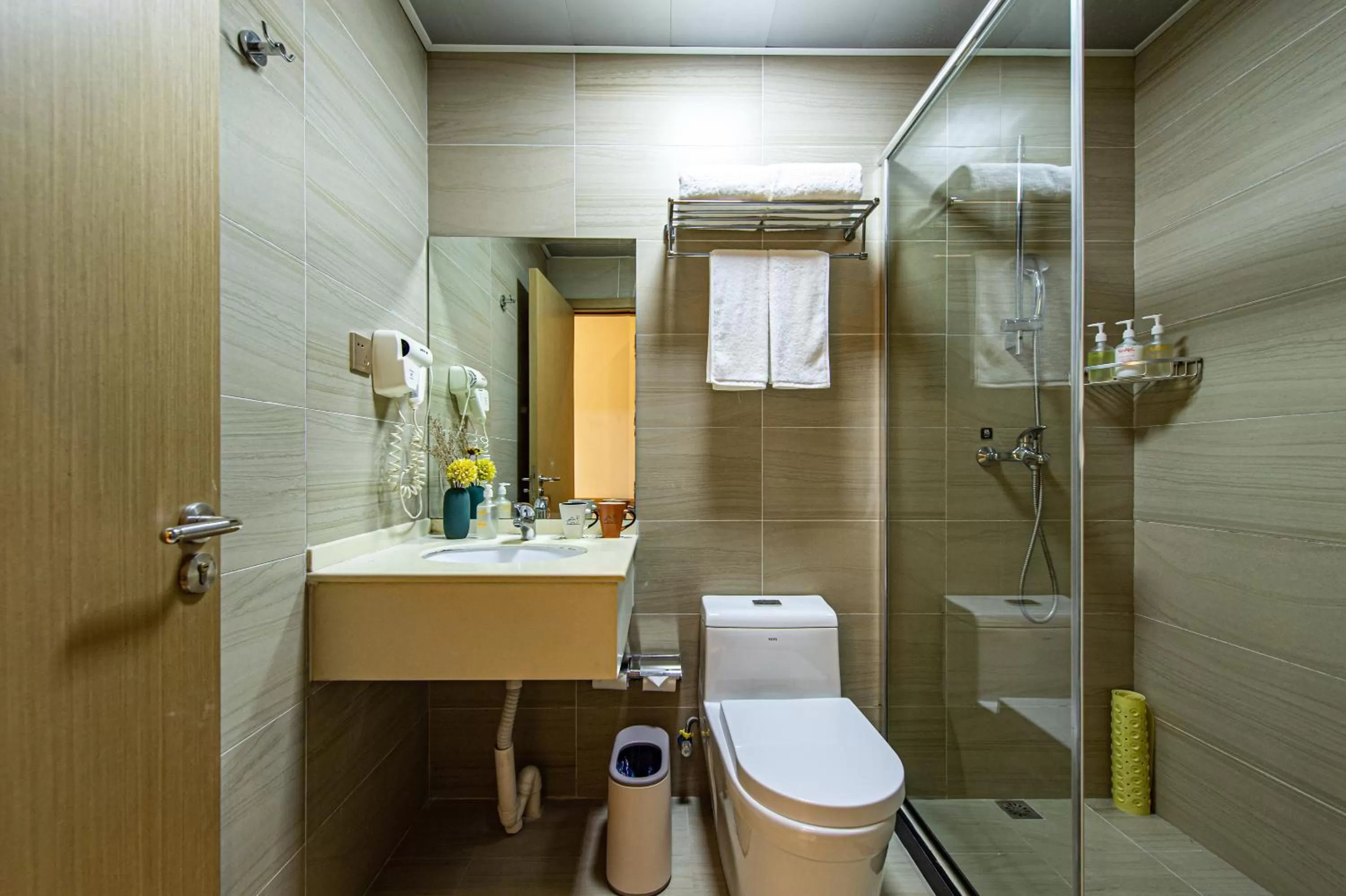 Toilet in Shanghai JOYFUL YARD Hotel-Free shuttle bus to Pudong Airport and Disneyland
