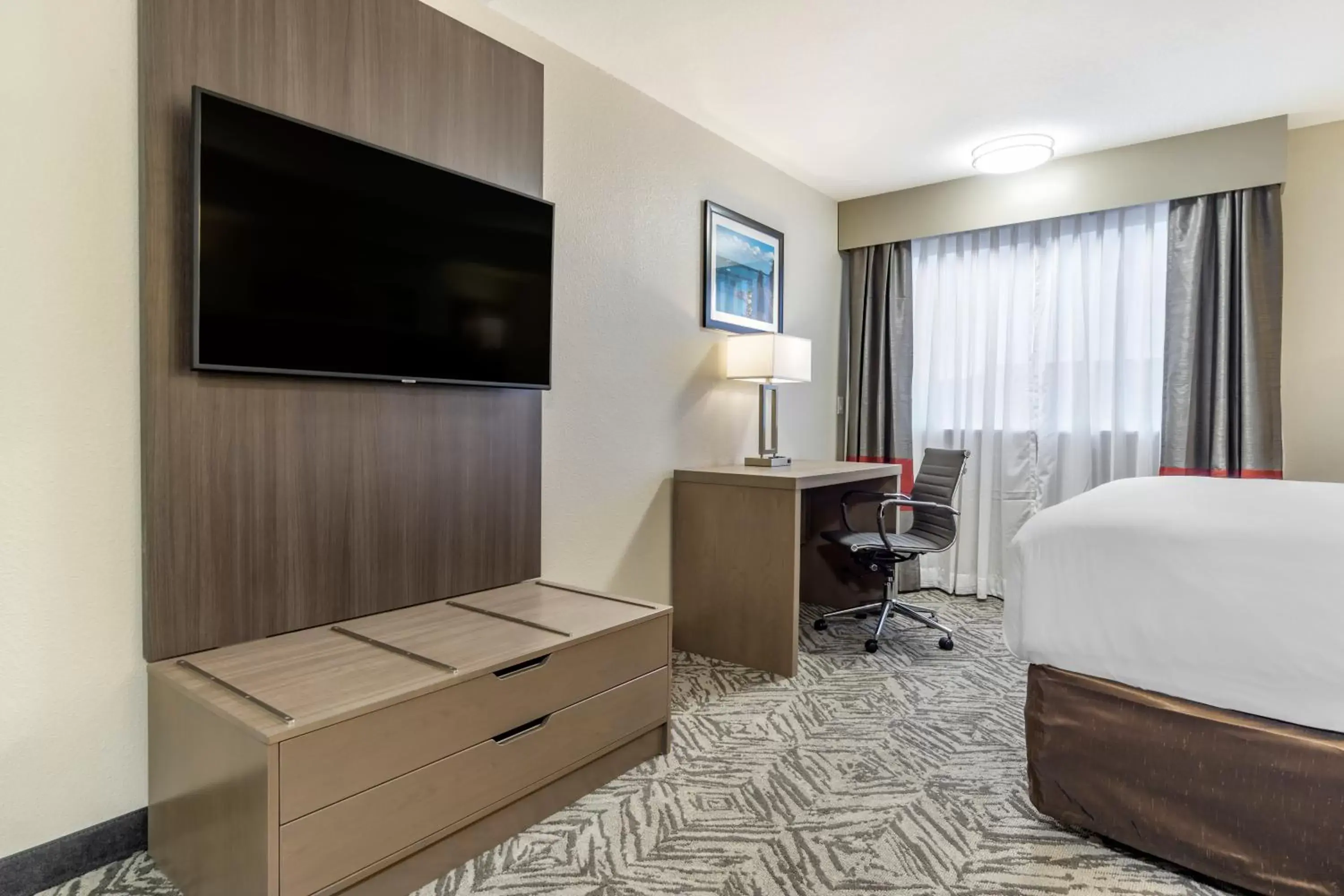 TV and multimedia, TV/Entertainment Center in Comfort Inn & Suites Pacific – Auburn
