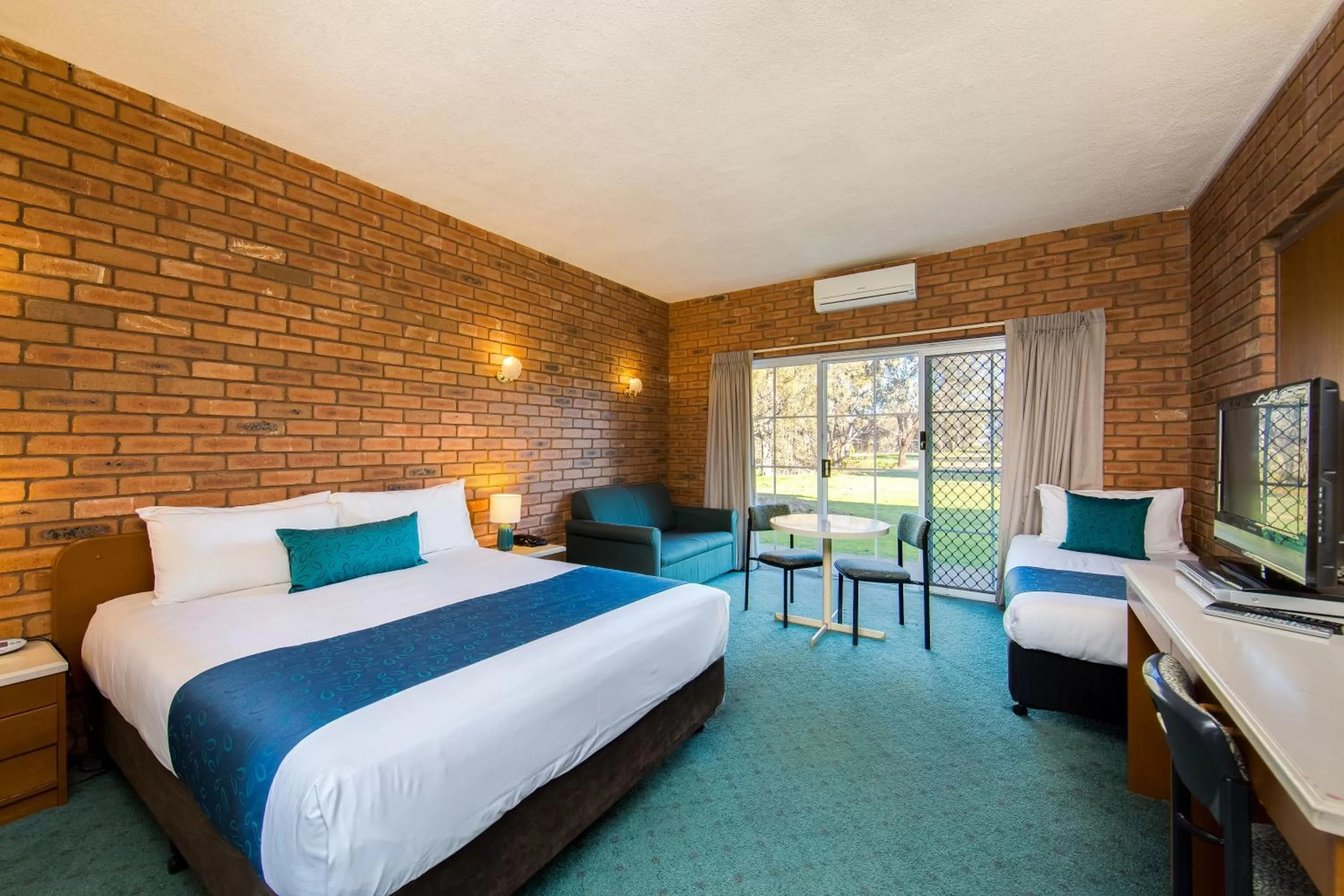 Photo of the whole room, Bed in Thurgoona Country Club Resort
