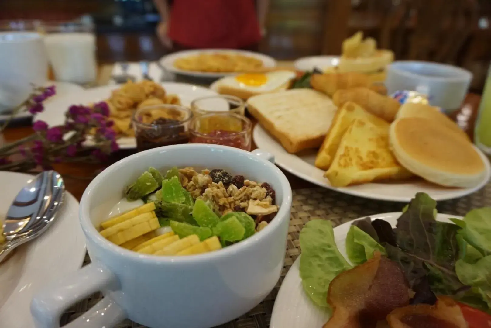 Buffet breakfast in Pingviman Hotel