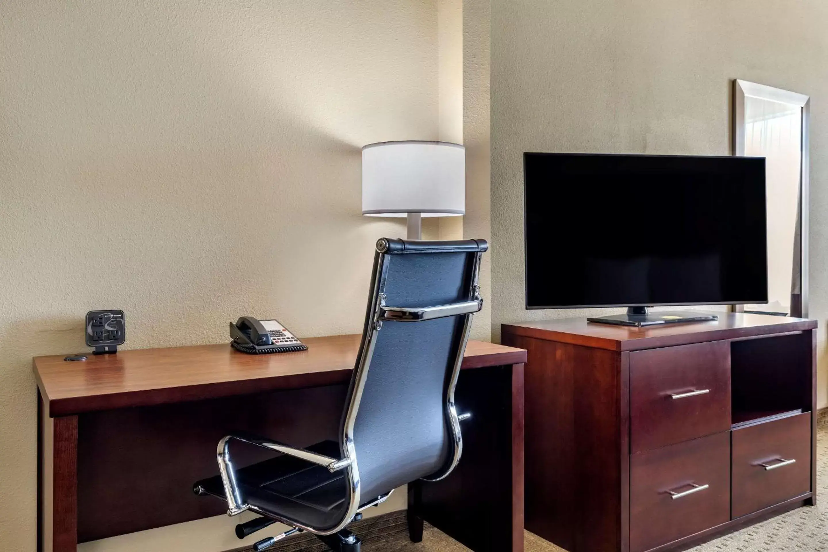 Photo of the whole room, TV/Entertainment Center in Comfort Suites Waco Near University Area