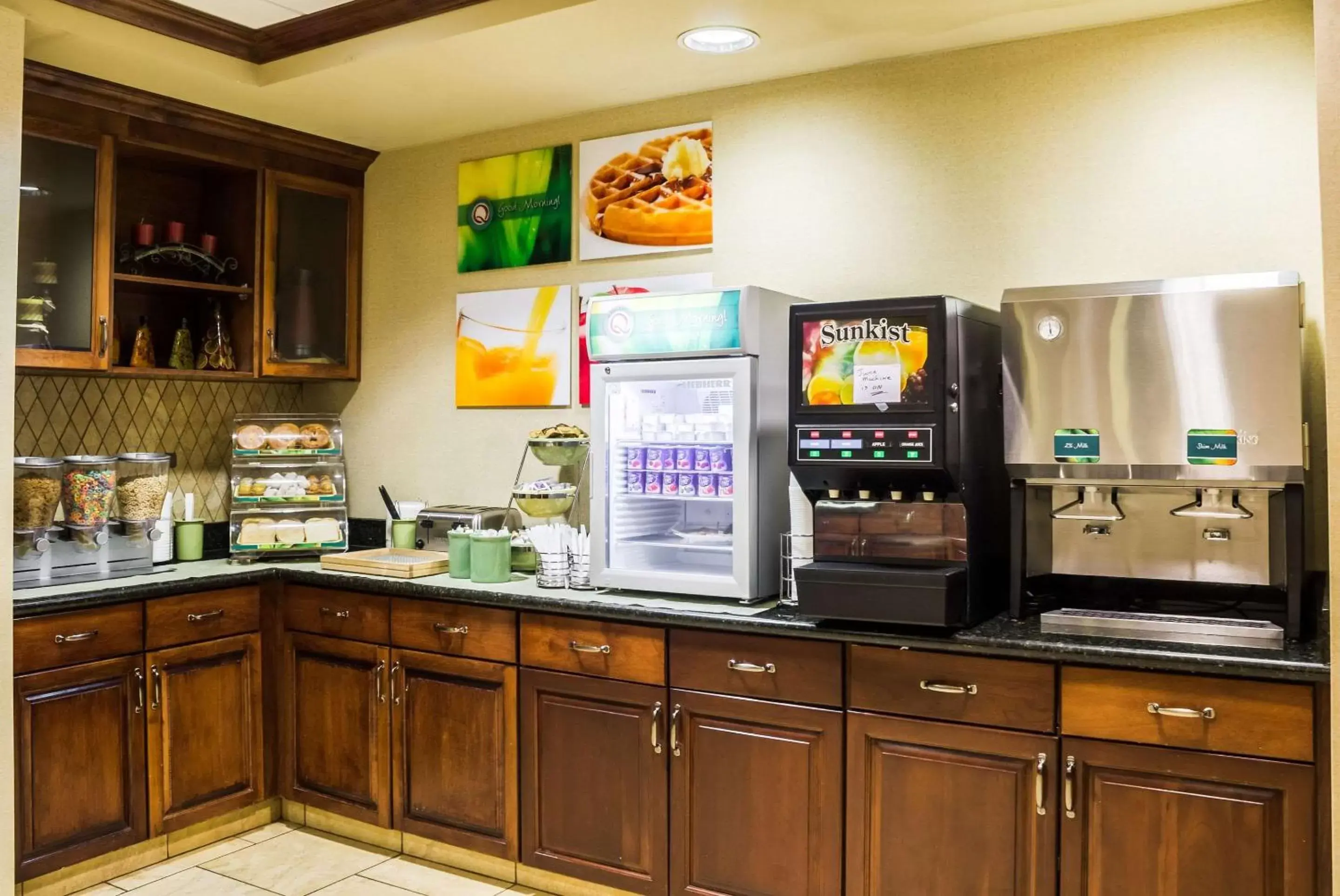 Restaurant/places to eat in Quality Inn & Suites Airport North