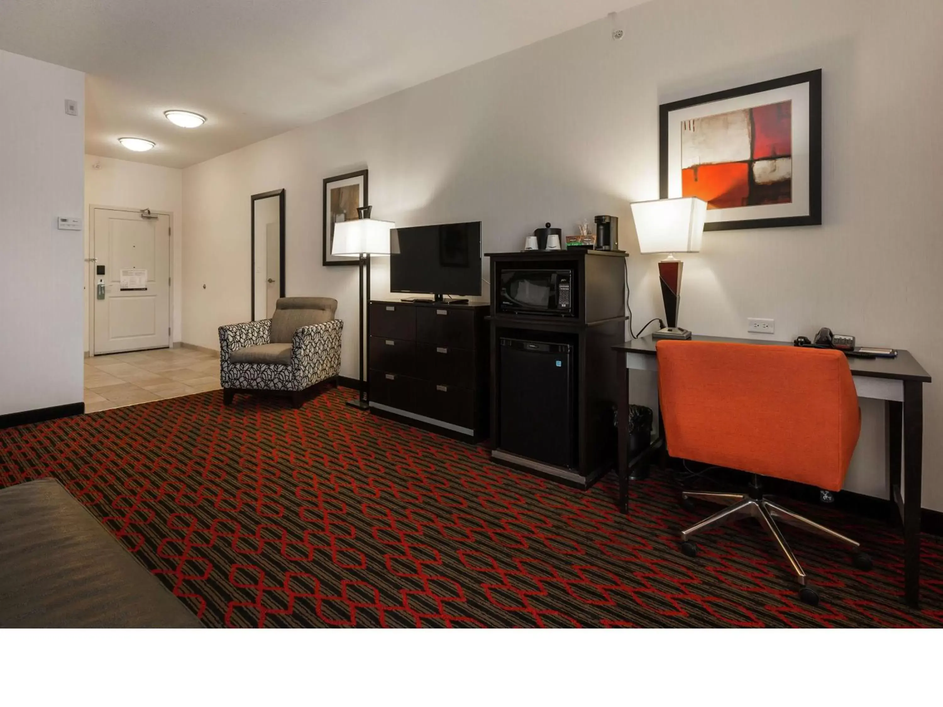 Bedroom, TV/Entertainment Center in Hampton Inn & Suites by Hilton Lethbridge