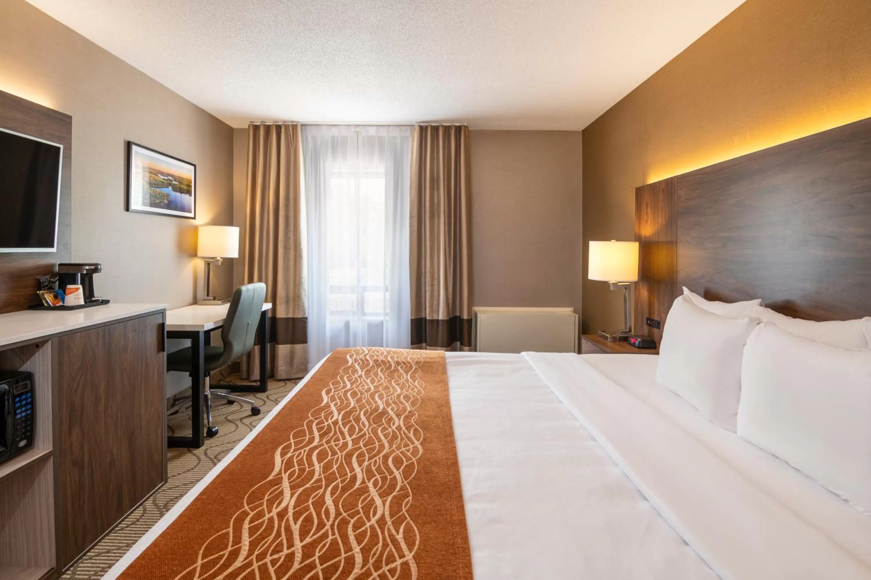 Bed in Comfort Inn Lakeshore