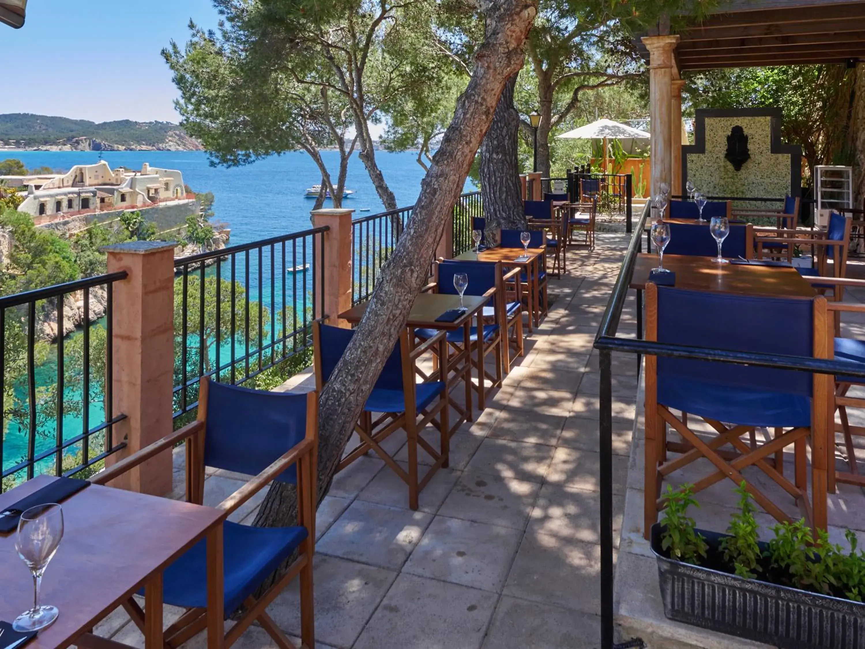 Restaurant/places to eat in Hotel Petit Cala Fornells