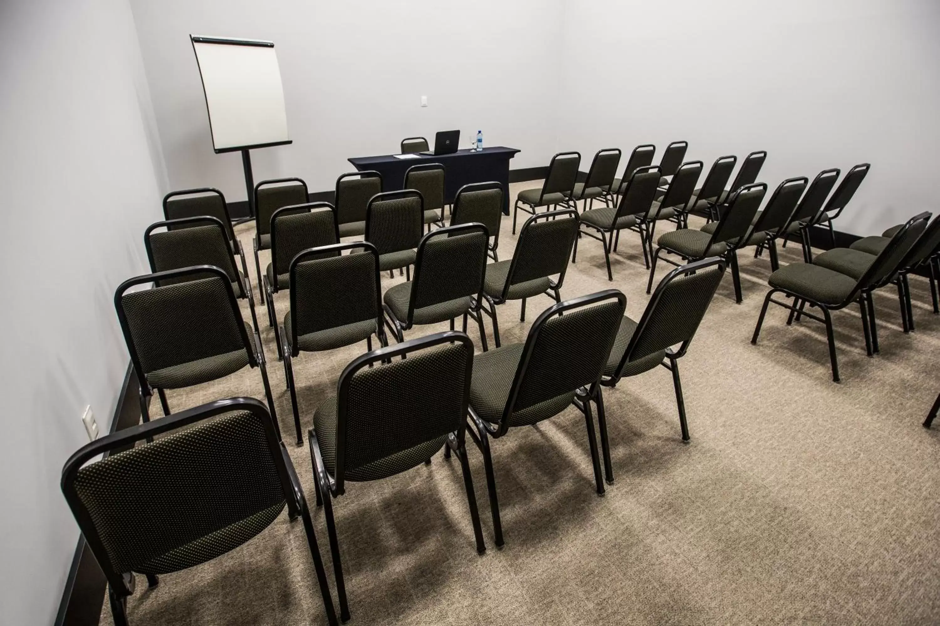 Meeting/conference room in Slim Cuiabá Aeroporto by Slaviero Hotéis