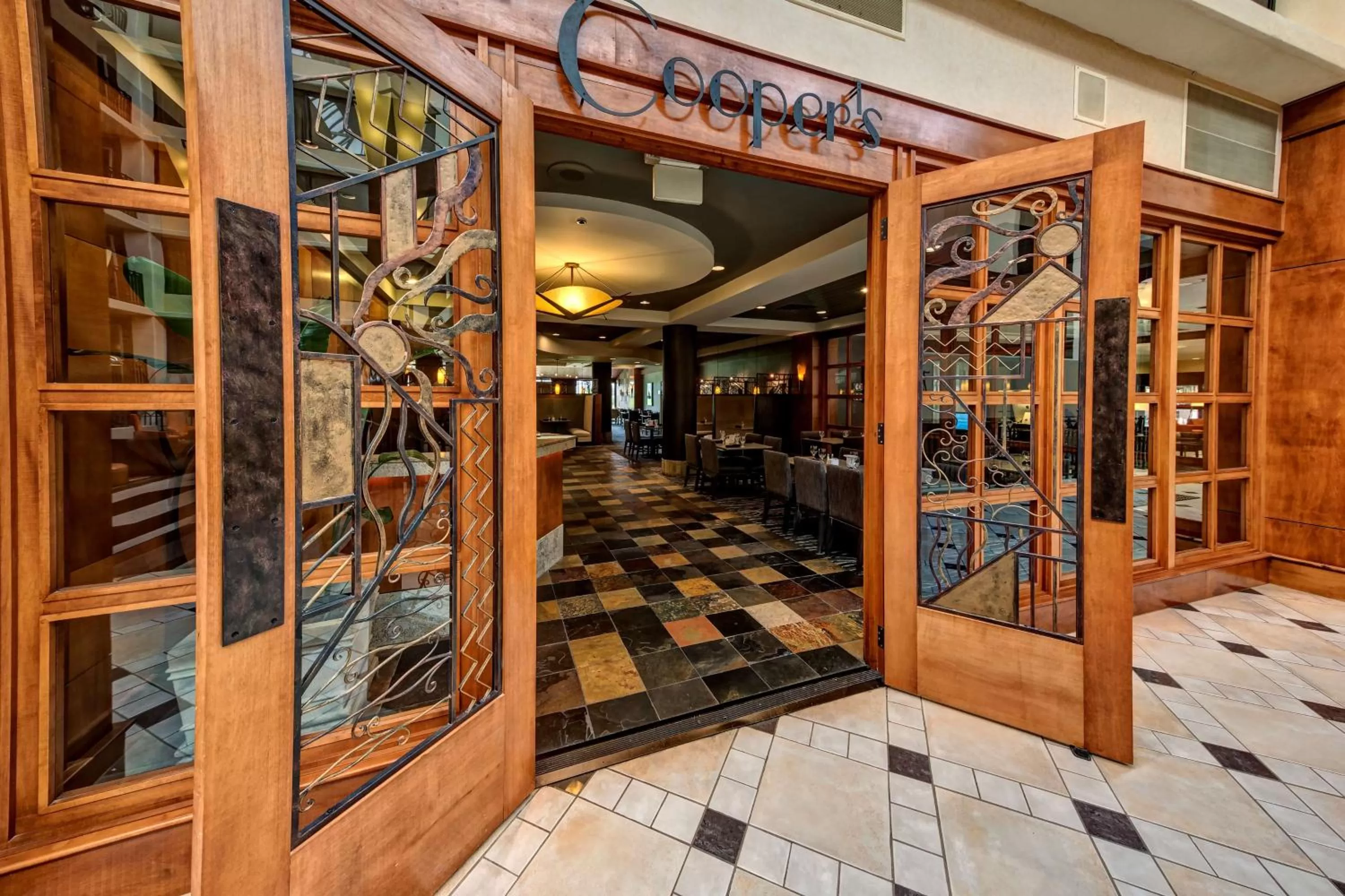 Restaurant/places to eat in Hilton Knoxville Airport