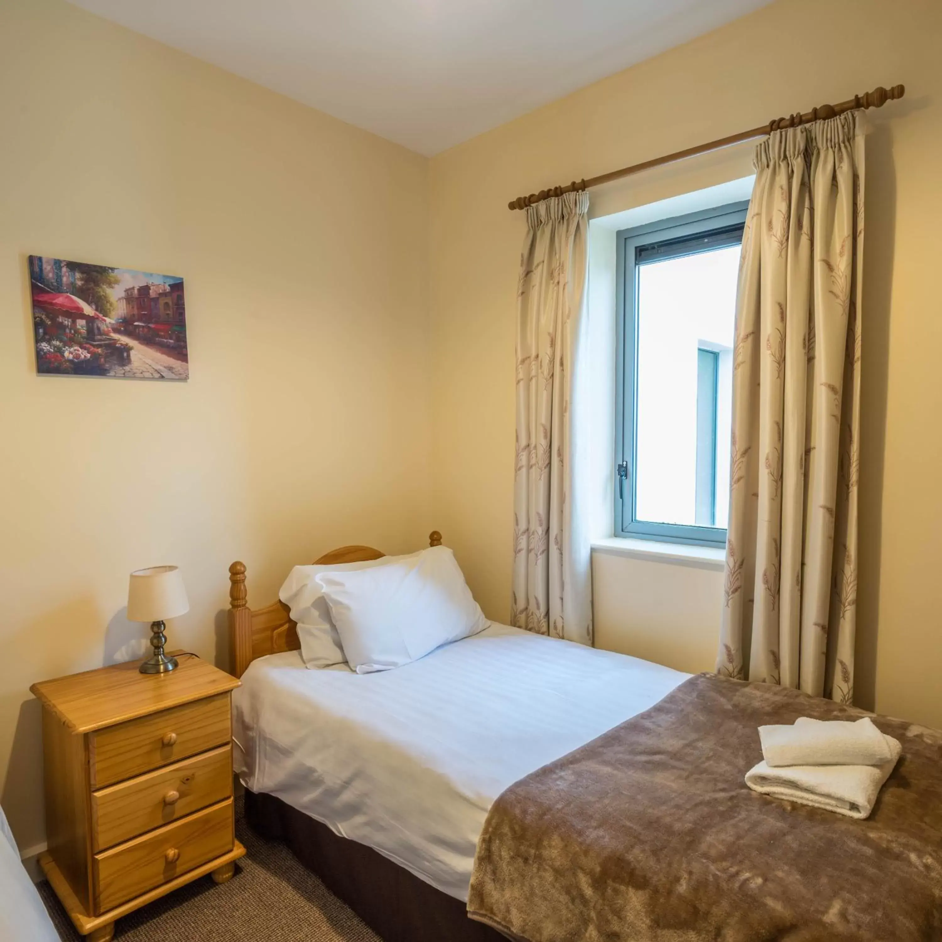 Bedroom, Bed in The Courtyard Apartments