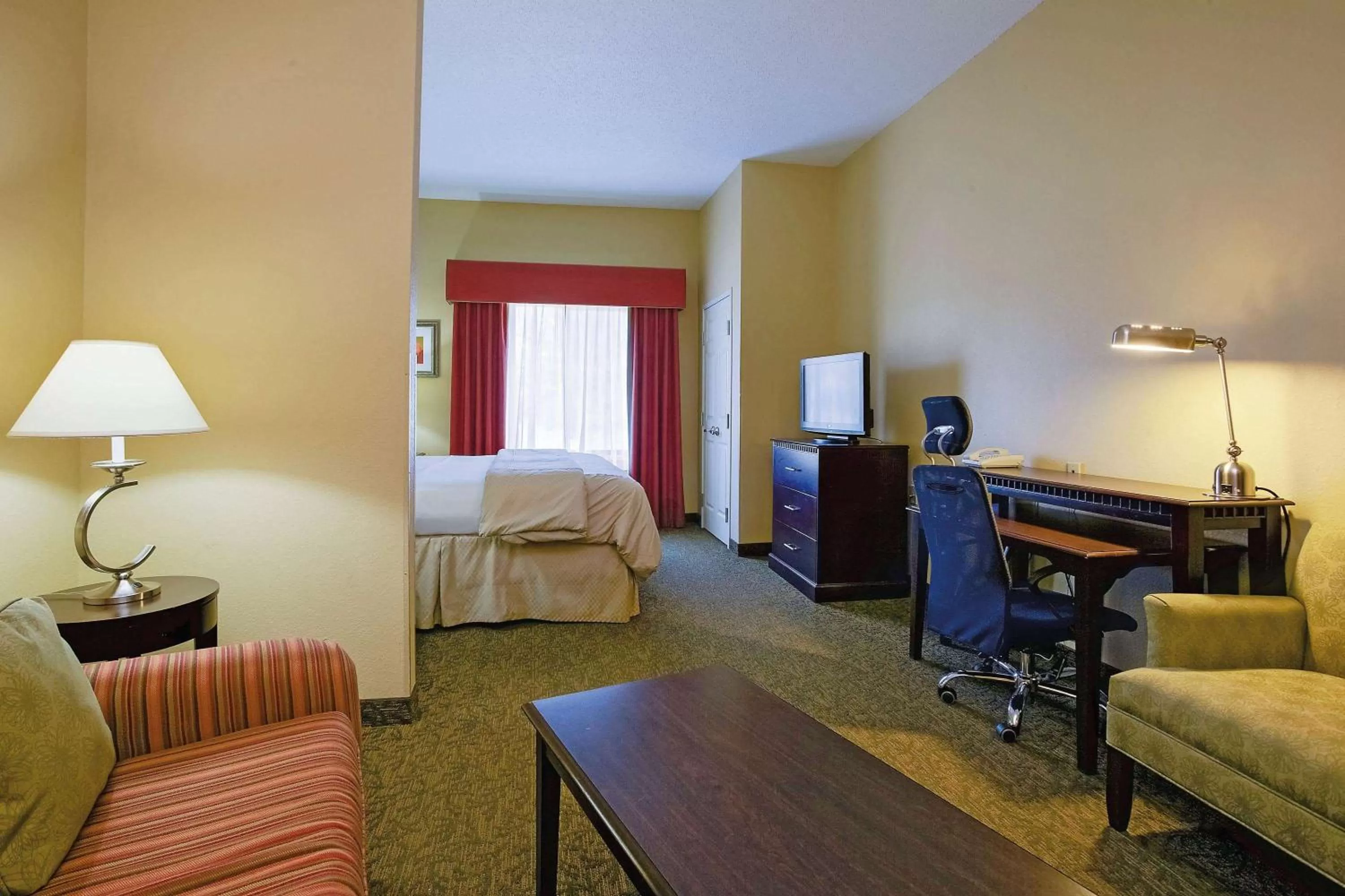 Photo of the whole room, Bed in La Quinta by Wyndham Richmond - Kings Dominion
