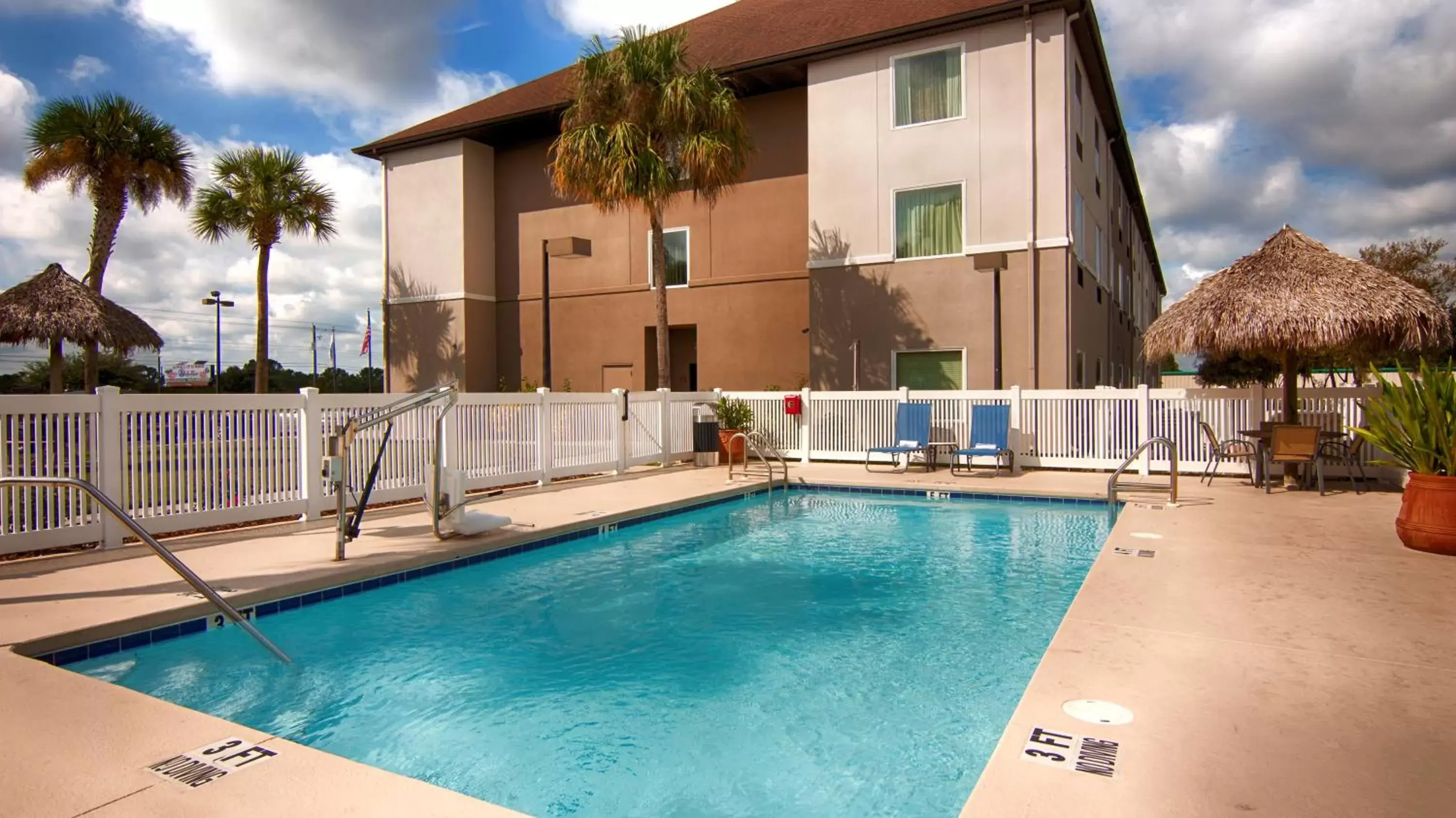 Swimming Pool in Best Western Auburndale Inn & Suites