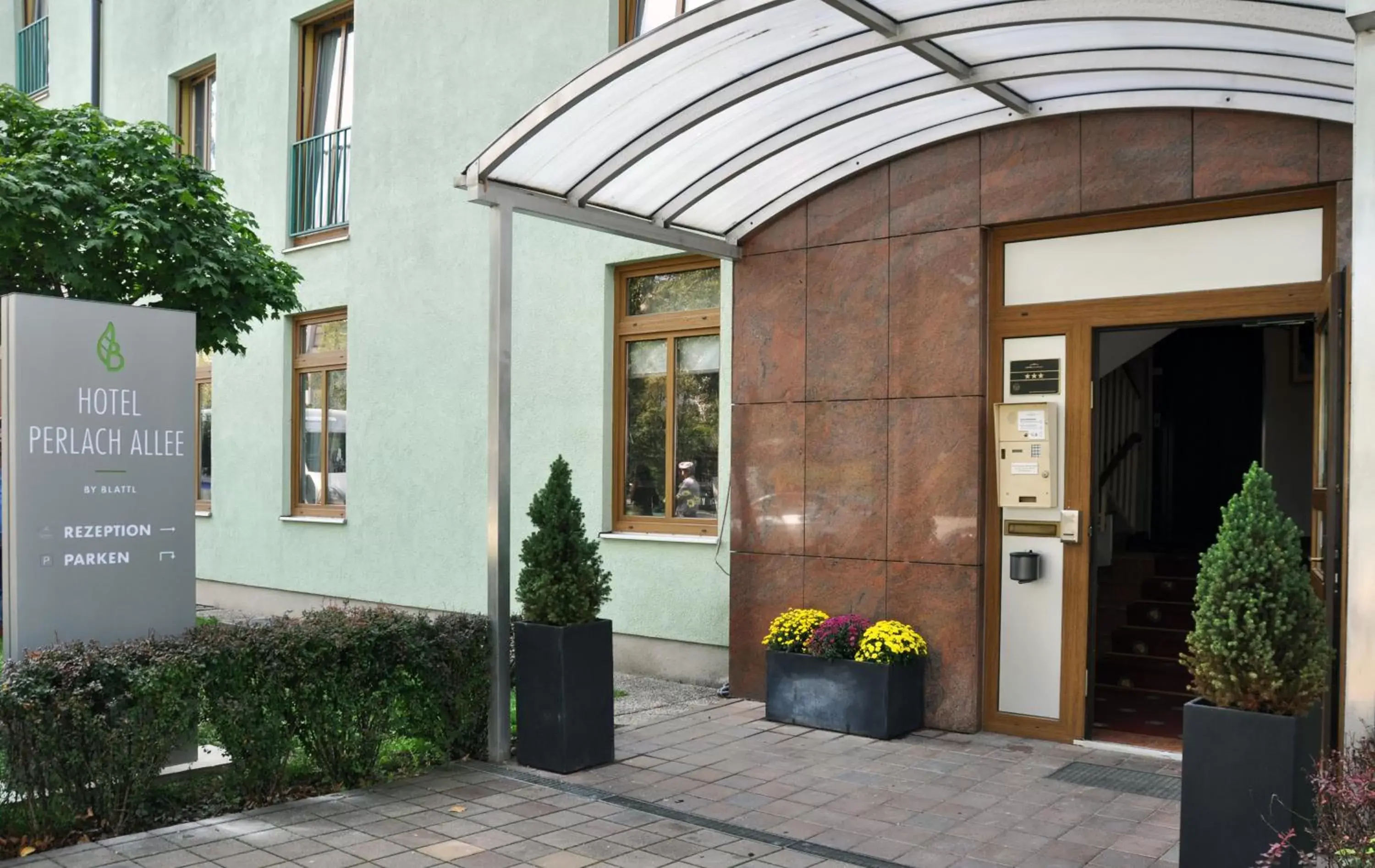 Facade/Entrance in Hotel Perlach Allee by Blattl