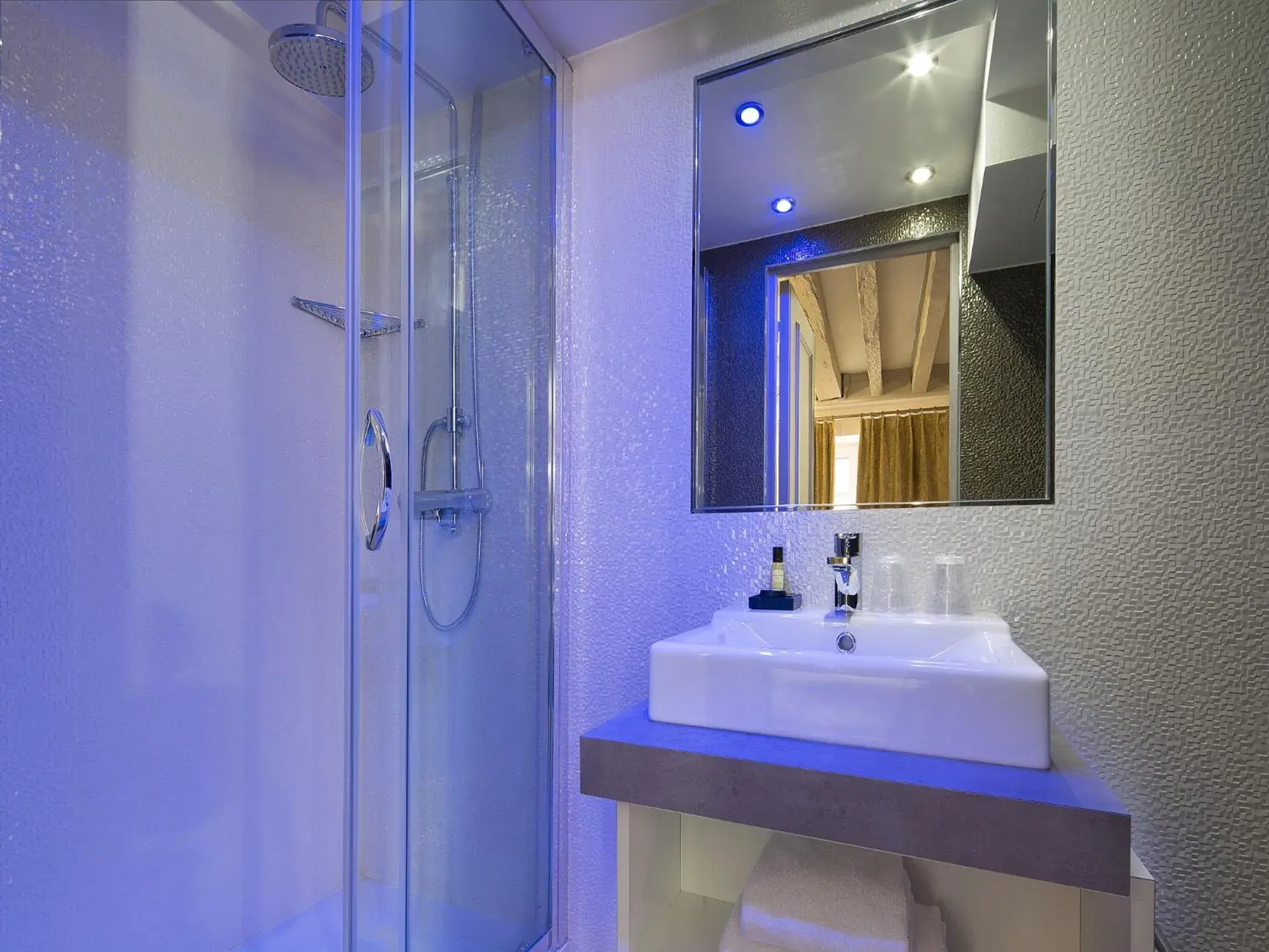 Two Adjacent Double Rooms in Hôtel Jacques de Molay - Fitness & Sauna Two Adjacent Double Rooms in Hôtel Jacques de Molay - Fitness & Sauna