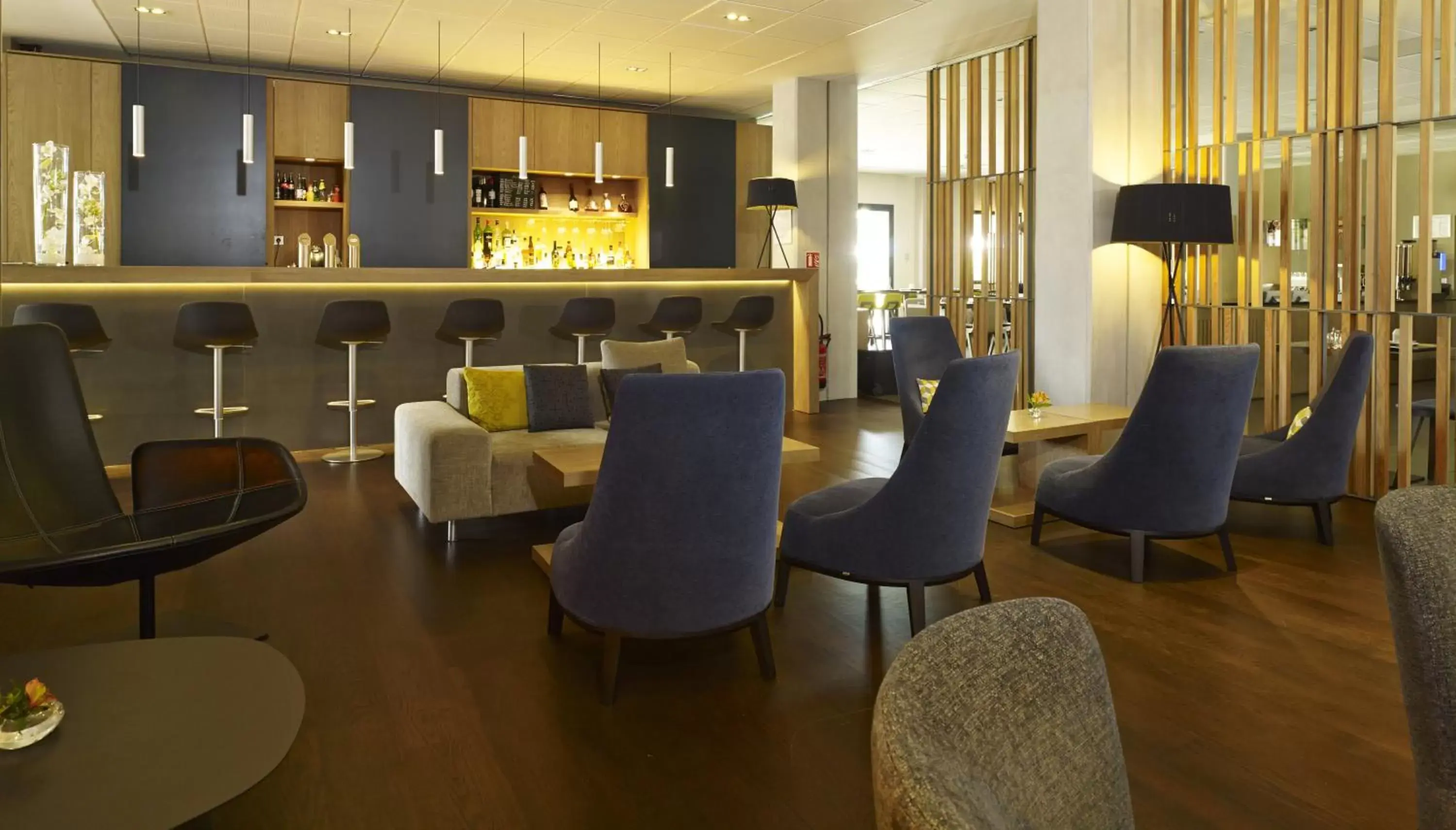 Lounge or bar, Lounge/Bar in Holiday Inn Express Toulouse Airport, an IHG Hotel