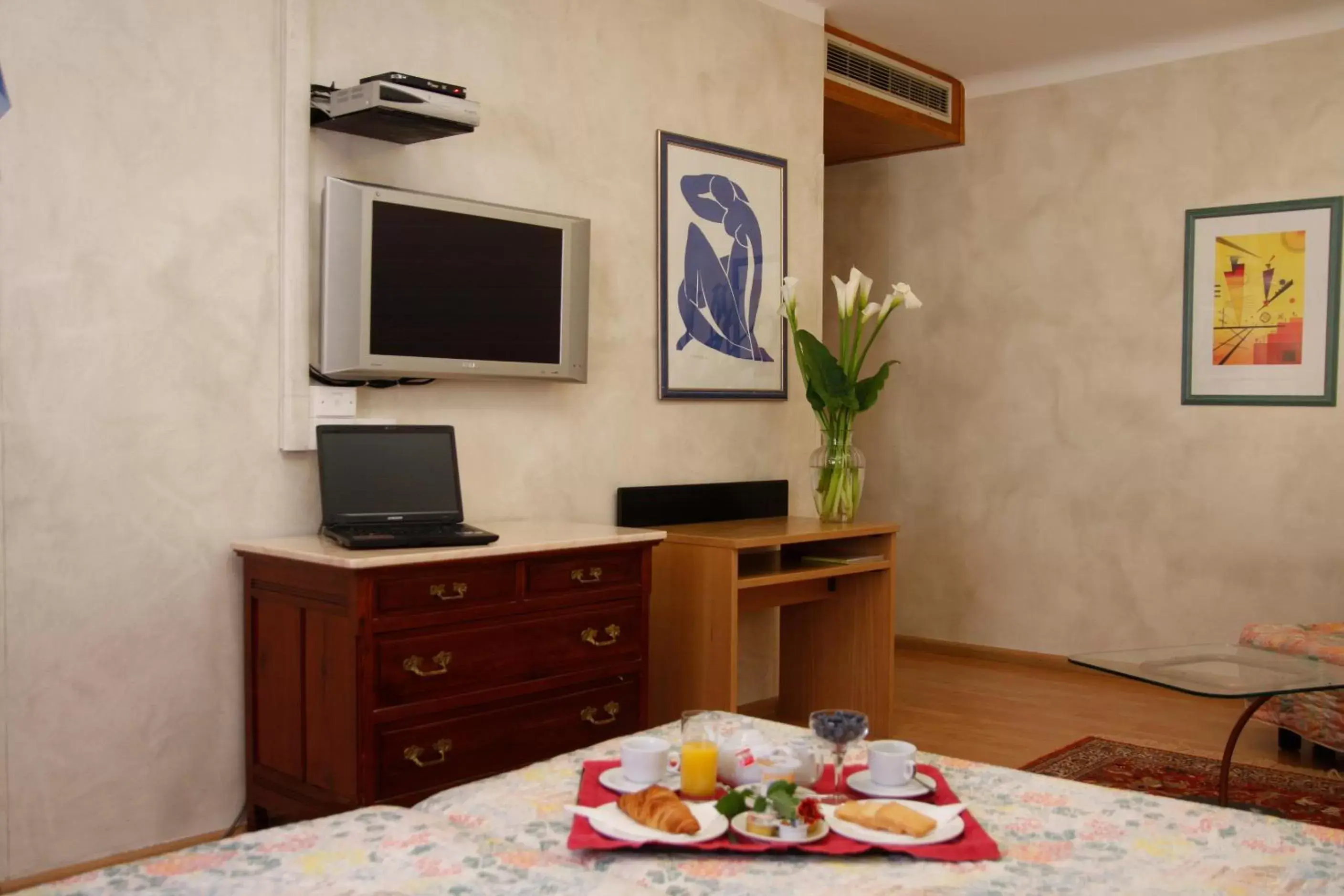 TV and multimedia, TV/Entertainment Center in Hotel Centro