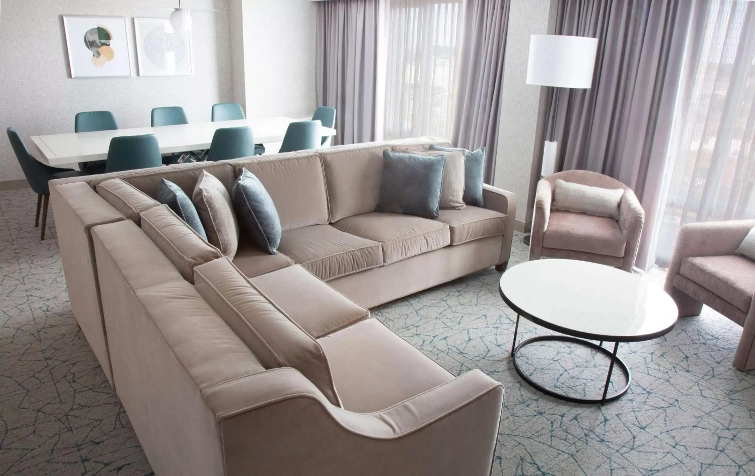 Living room, Seating Area in DoubleTree by Hilton Hotel and Conference Center Chicago North Shore