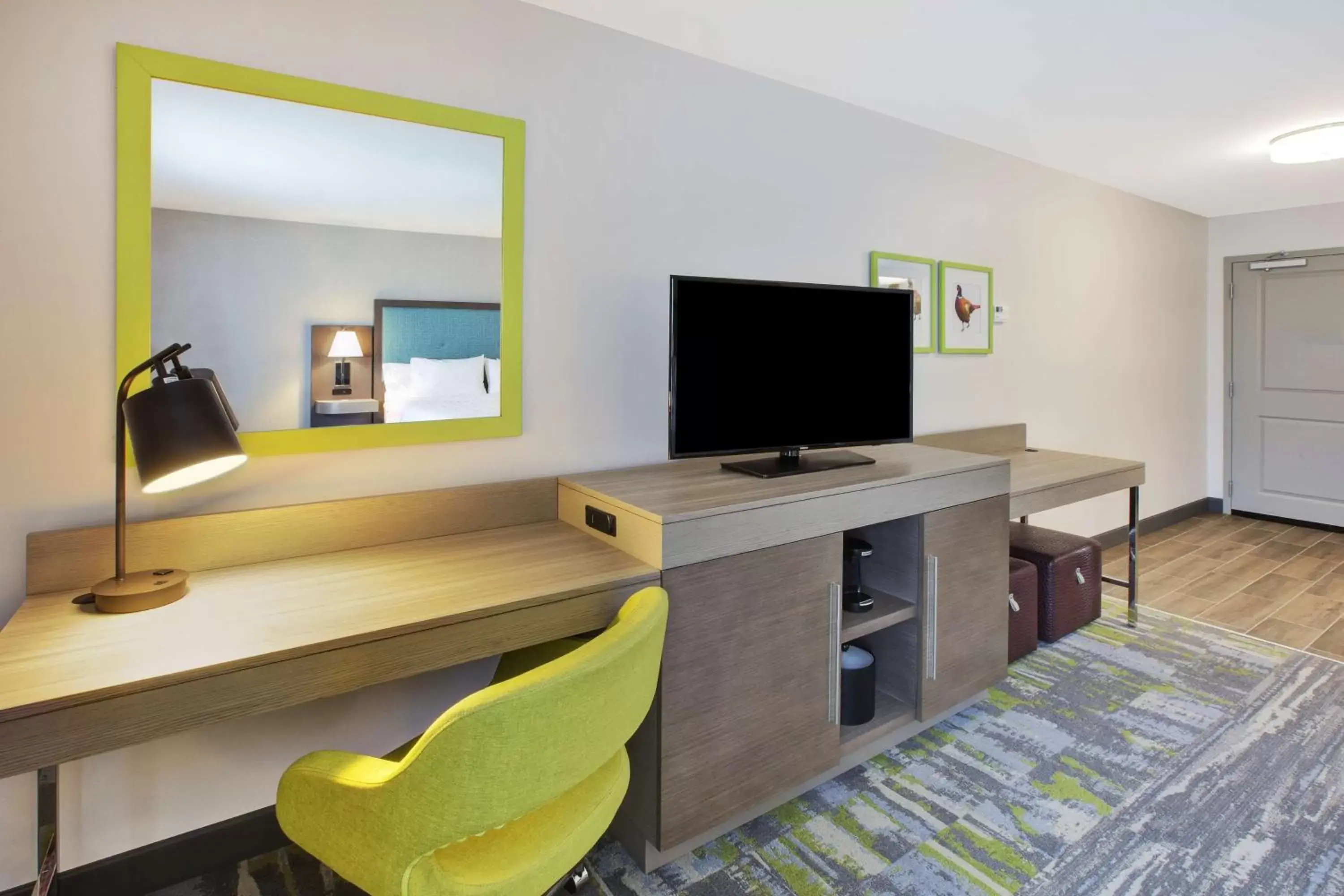 Bedroom, TV/Entertainment Center in Hampton Inn & Suites By Hilton, Southwest Sioux Falls