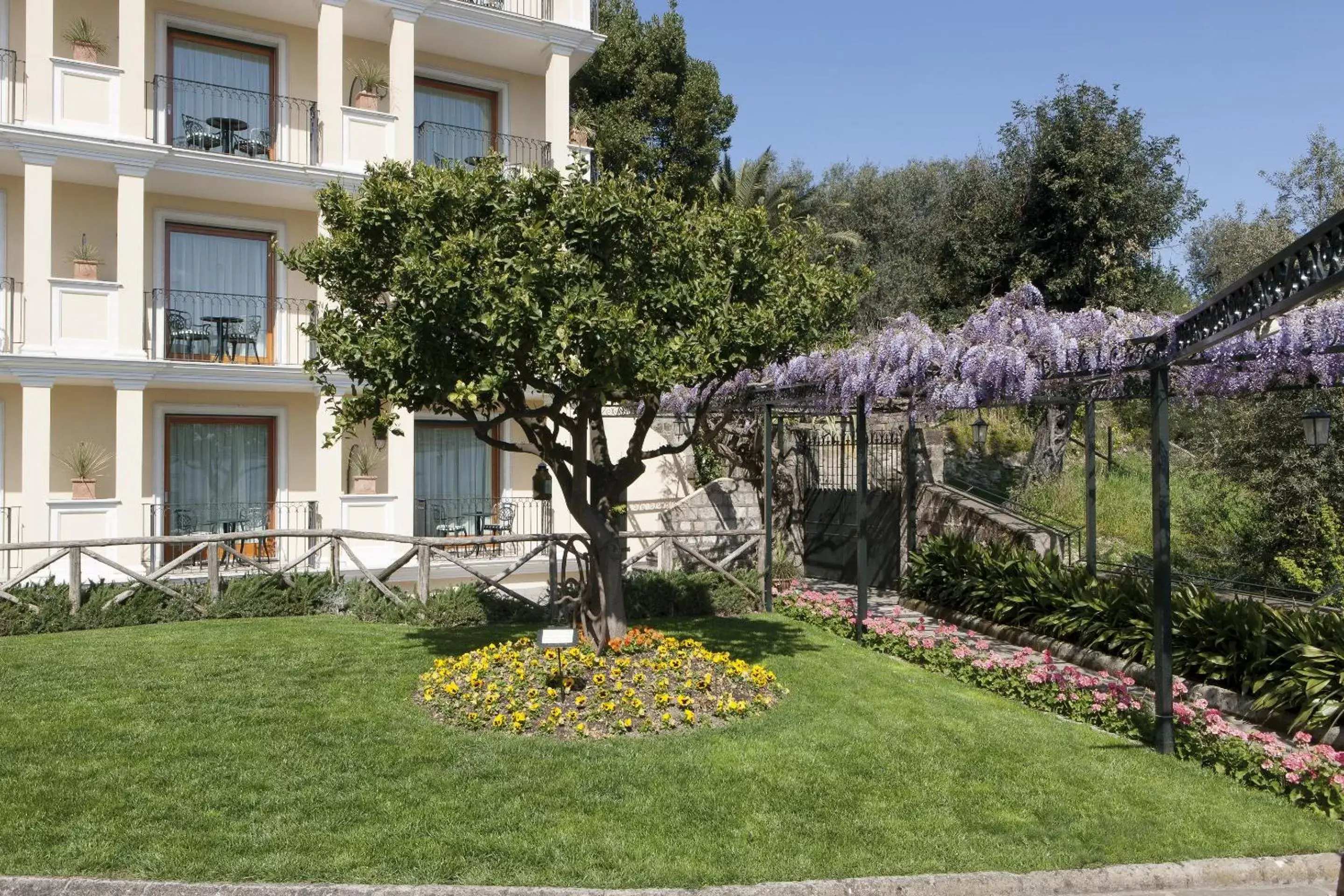 Garden, Property Building in Grand Hotel Capodimonte