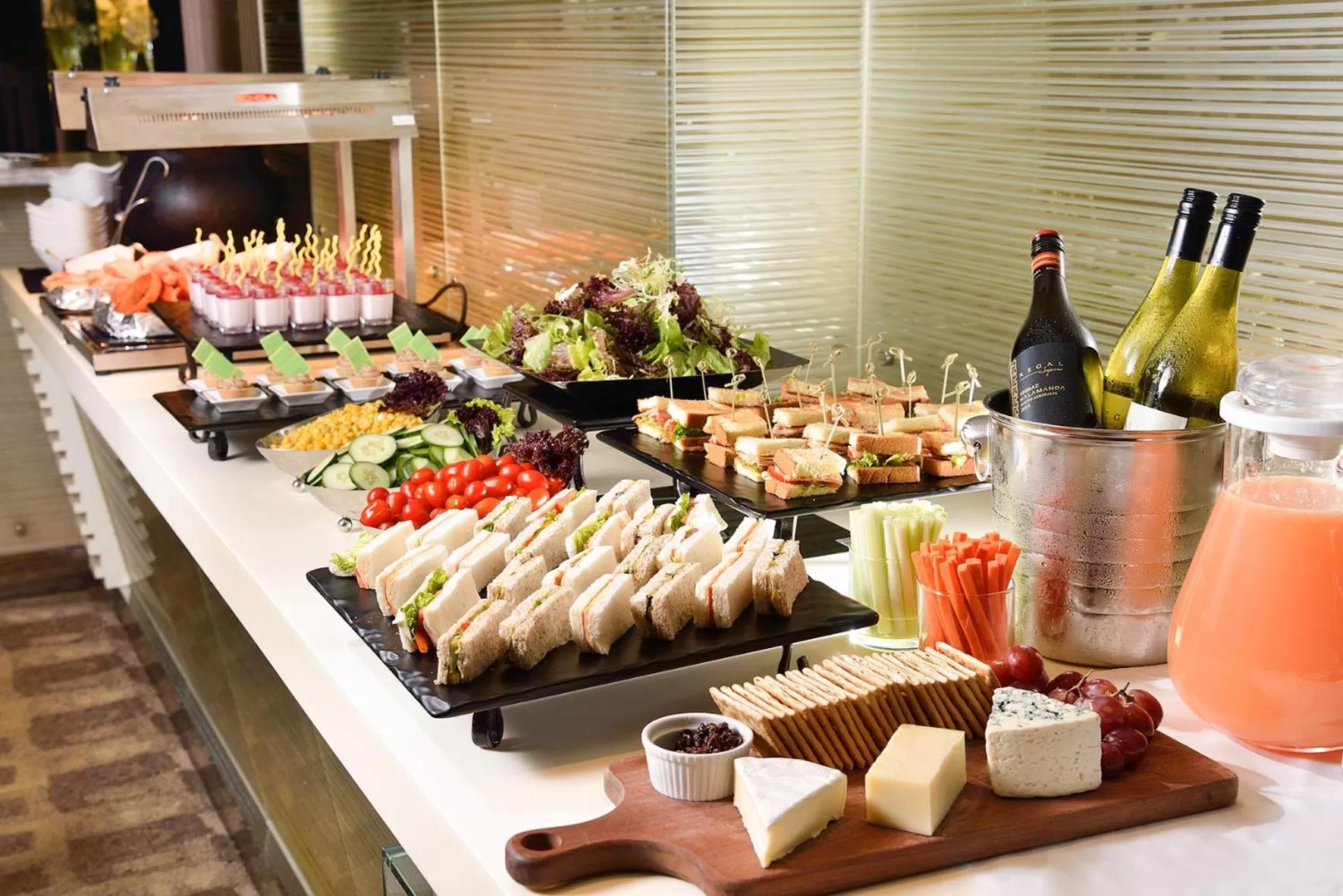 Lounge or bar in Regal Kowloon Hotel