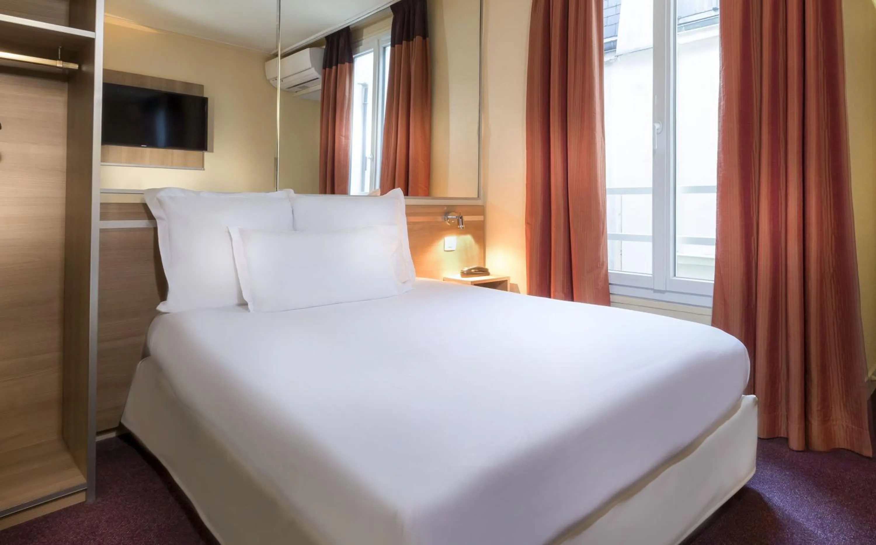 Bedroom, Bed in Hôtel de France Quartier Latin