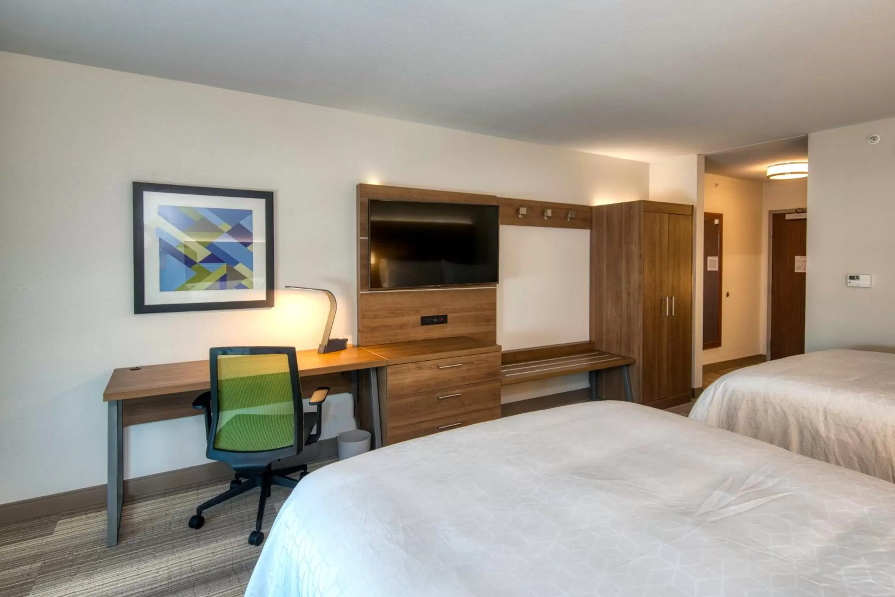 Bedroom, TV/Entertainment Center in Holiday Inn Express & Suites - Omaha Downtown - Airport, an IHG Hotel