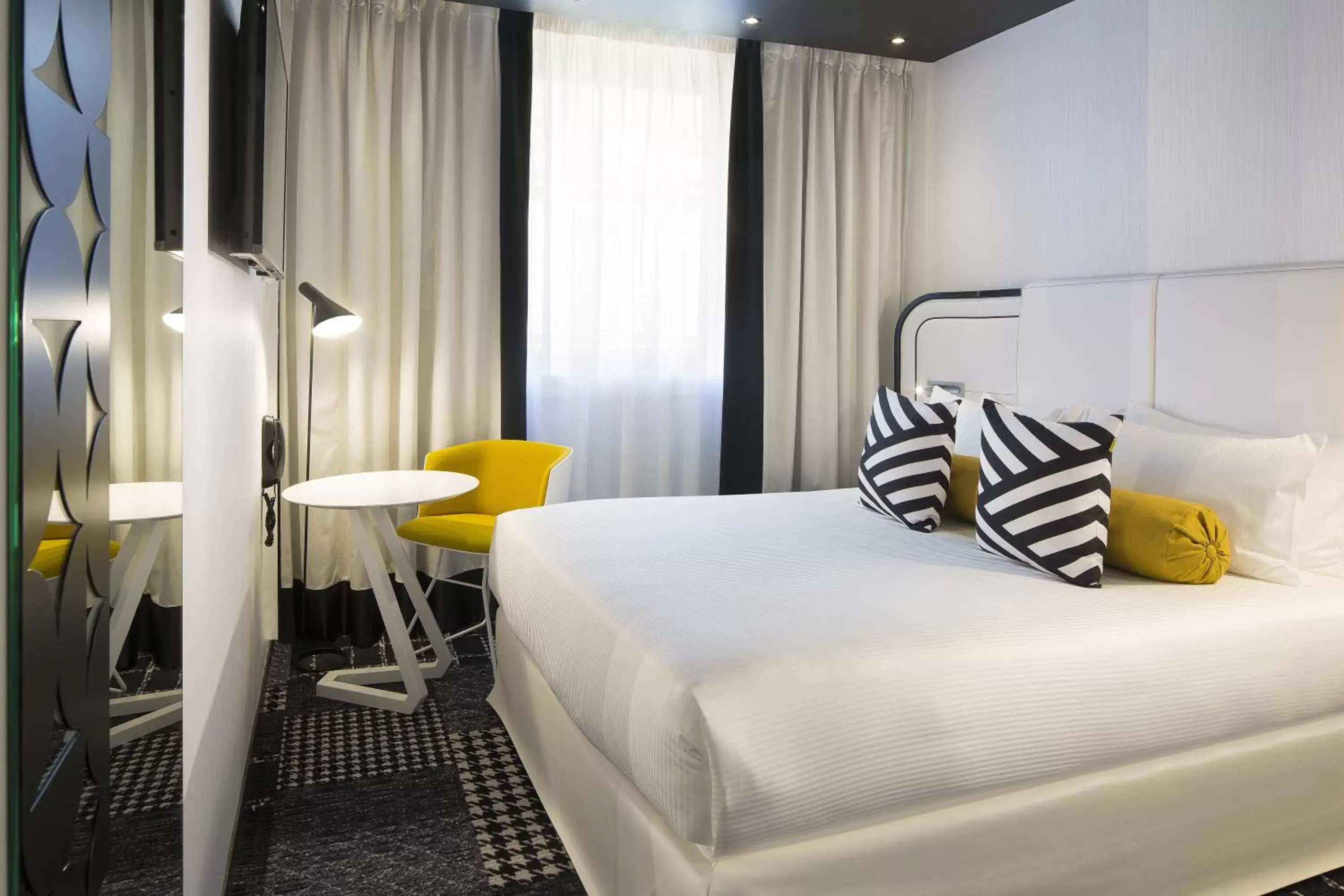 Bed in Hotel Ekta Champs Elysées