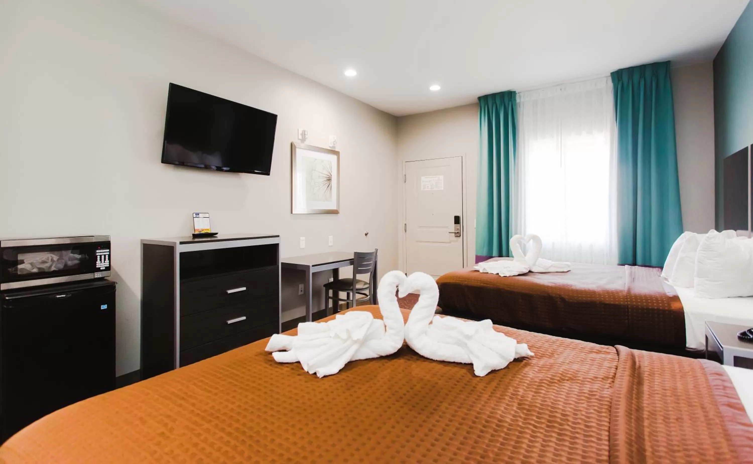 Bedroom, Bed in Express Inn - Spring