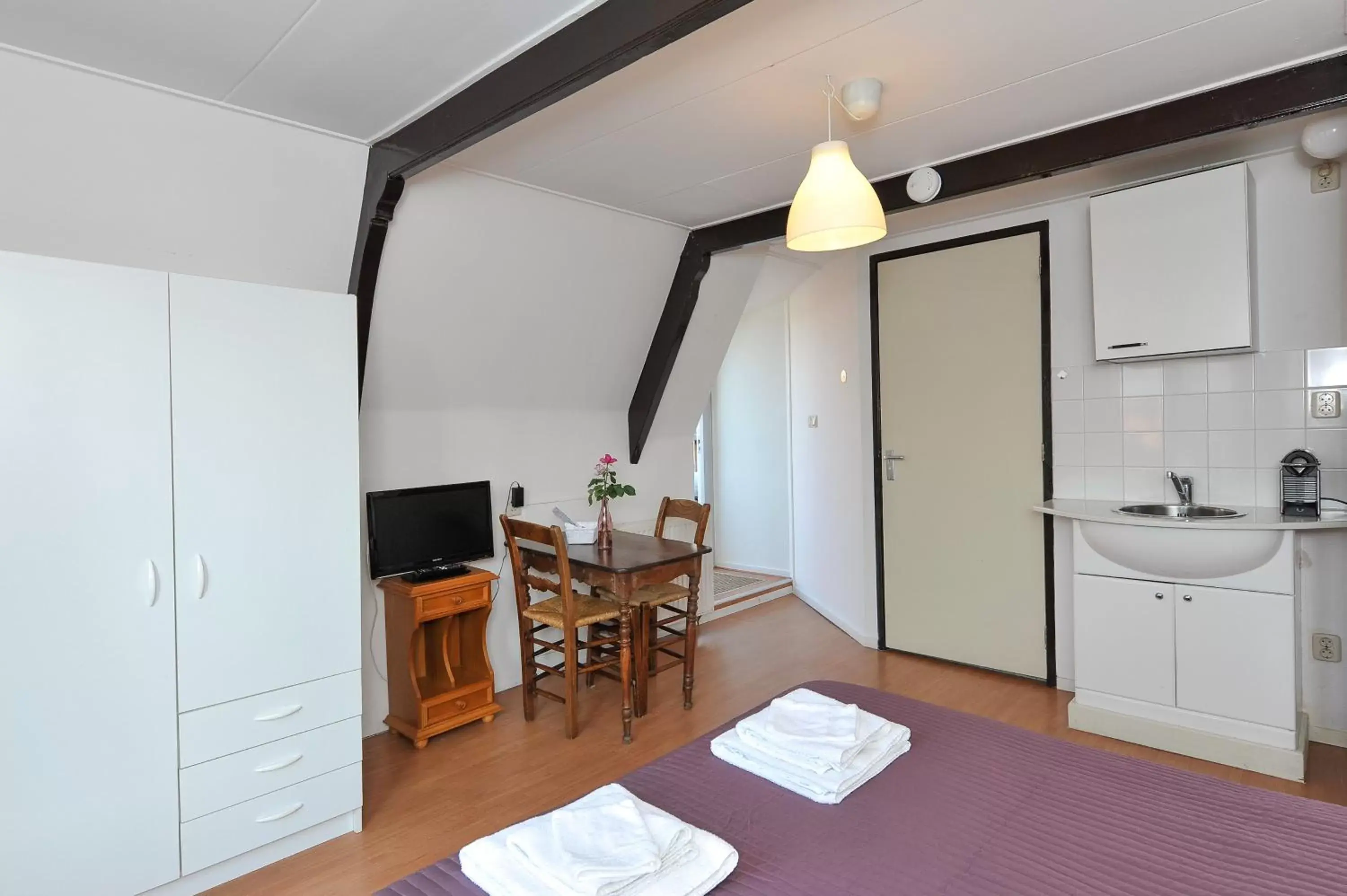 Bed, Dining Area in Hotel Pension de Harmonie