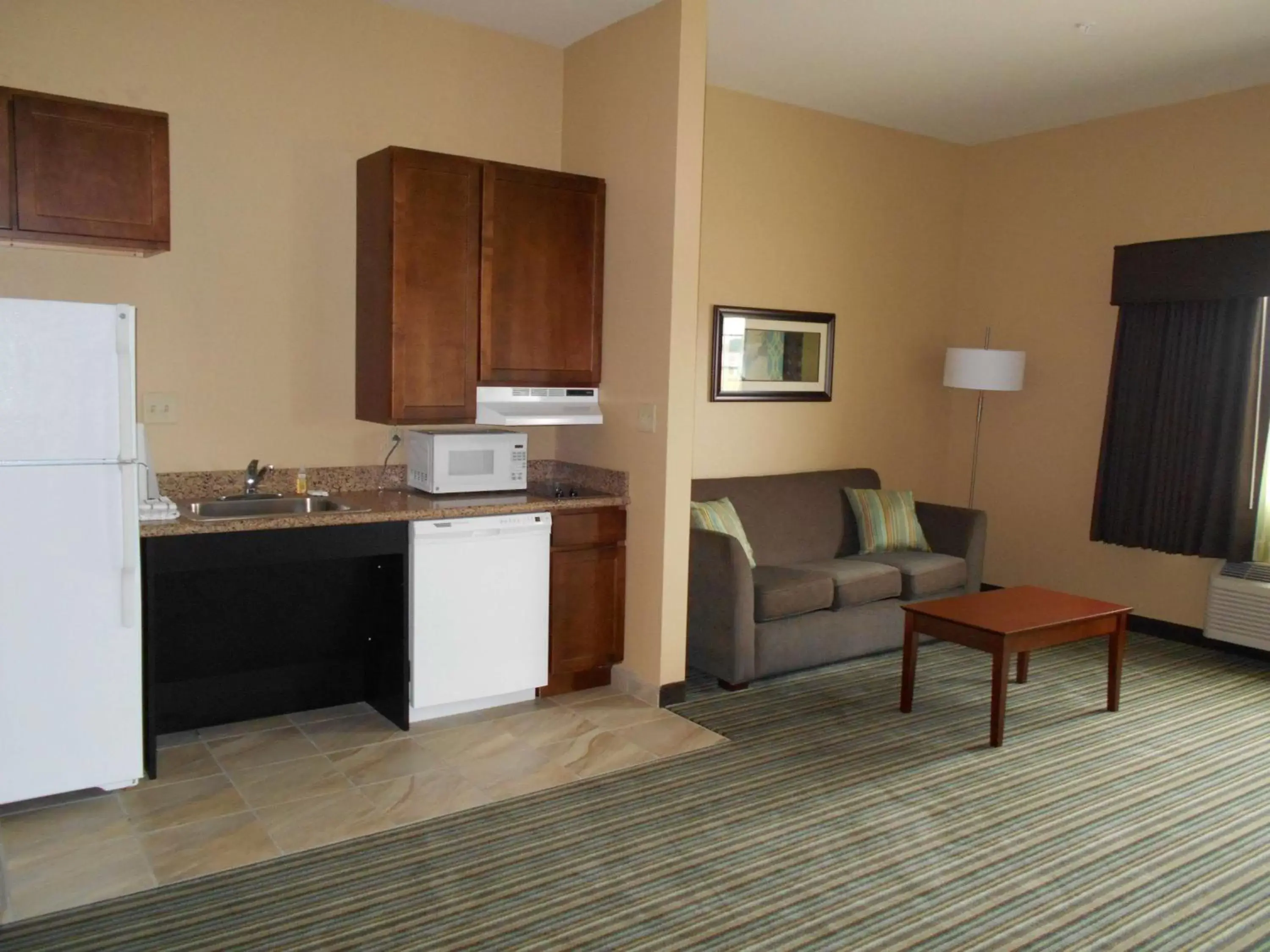 Photo of the whole room, Kitchen/Kitchenette in Best Western Plus Patterson Park Inn