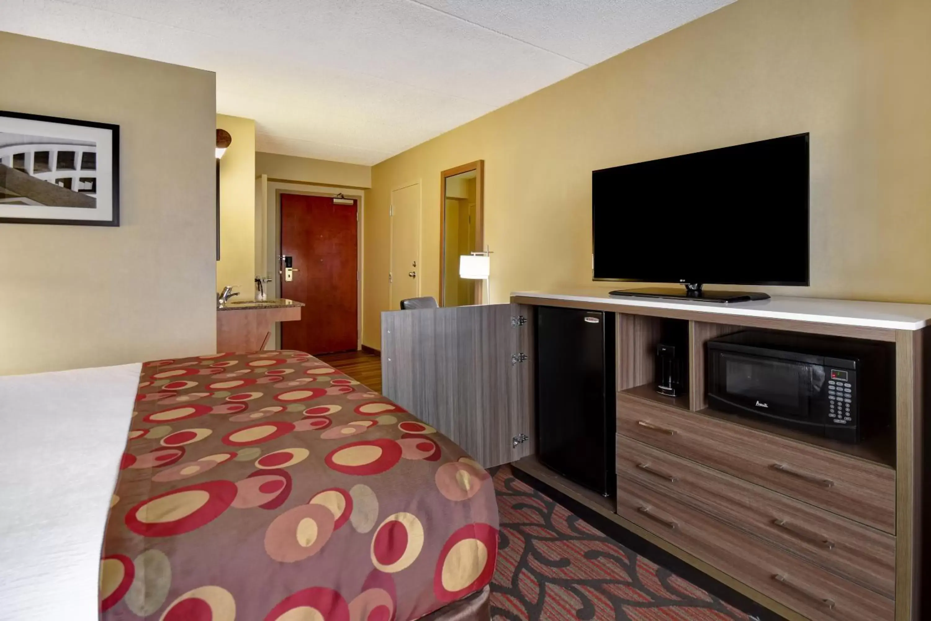 Photo of the whole room, TV/Entertainment Center in Best Western Rochester Marketplace Inn