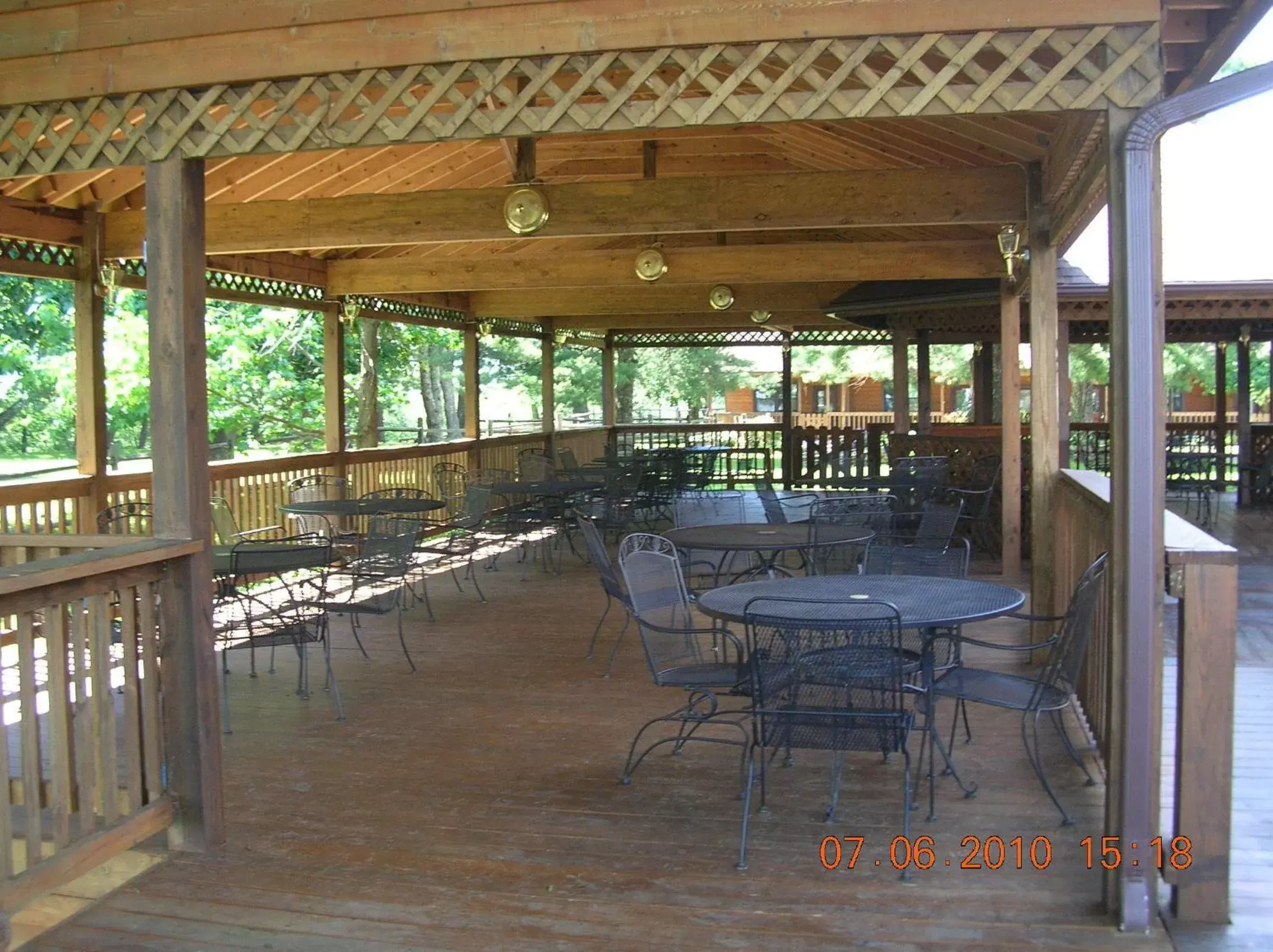 Patio, Restaurant/Places to Eat in Bent Mountain Lodge Bed And Breakfast, Inc.