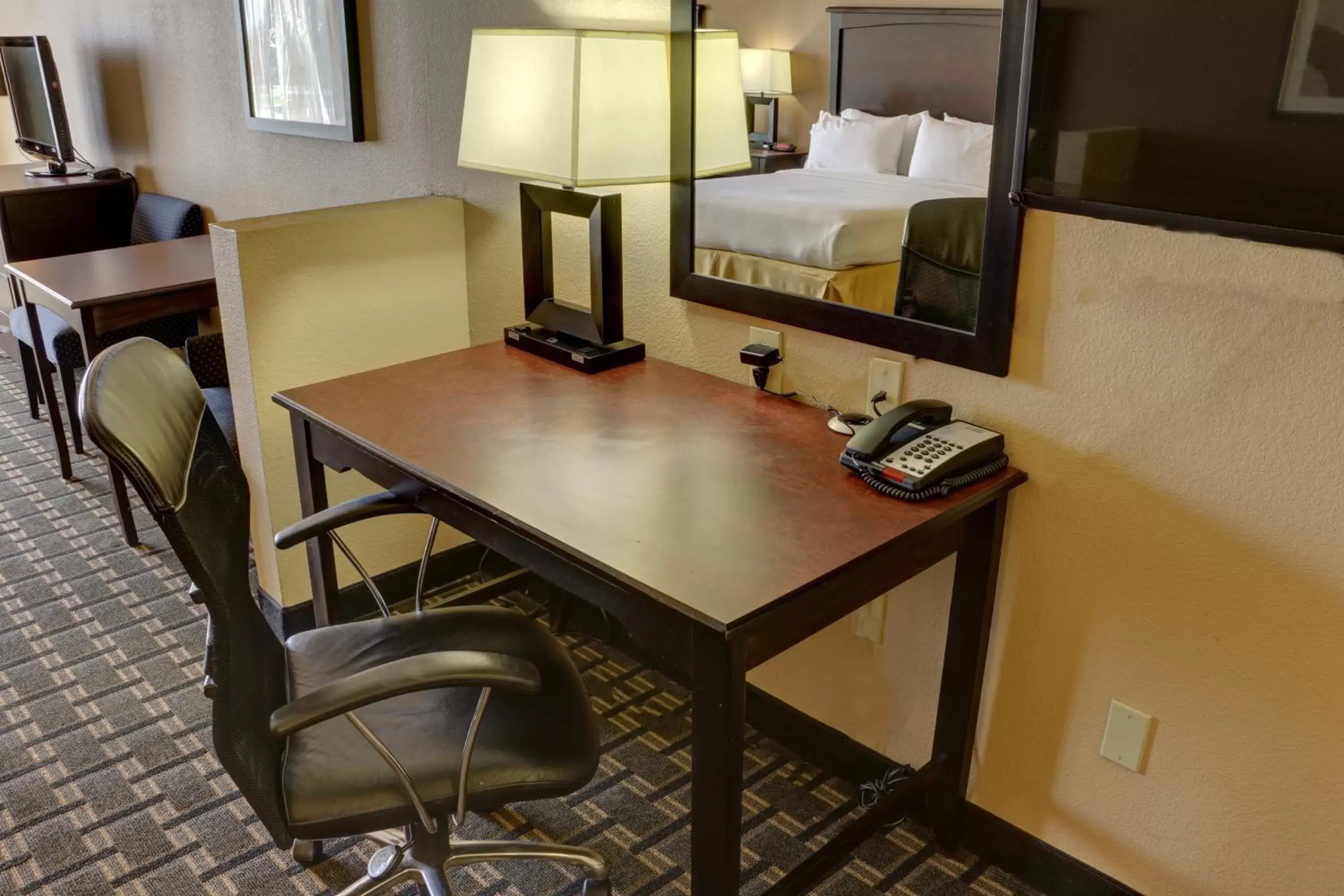 Bedroom, TV/Entertainment Center in Holiday Inn Express Hotel & Suites Texarkana East, an IHG Hotel