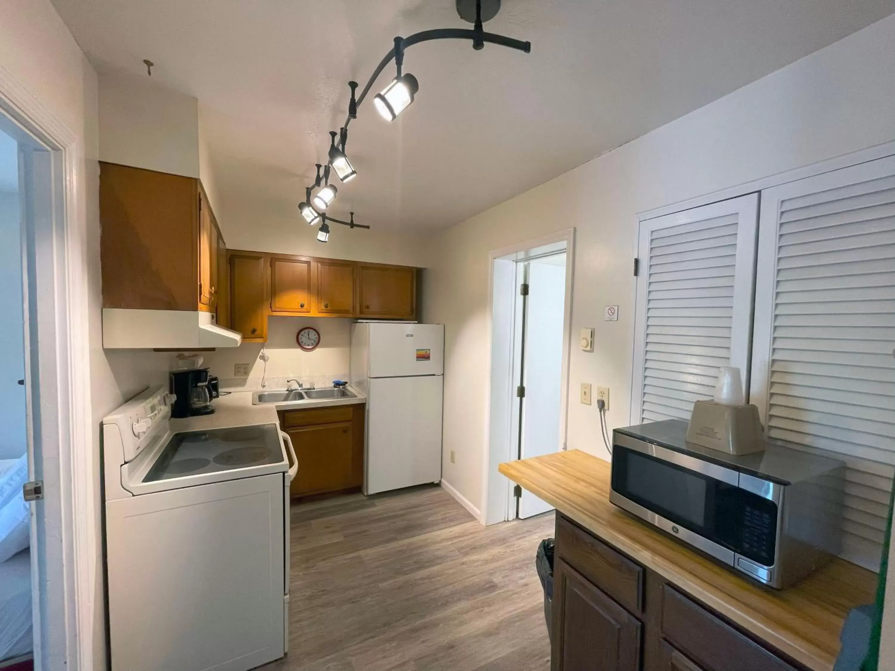 Kitchen/Kitchenette in Plantation Motel