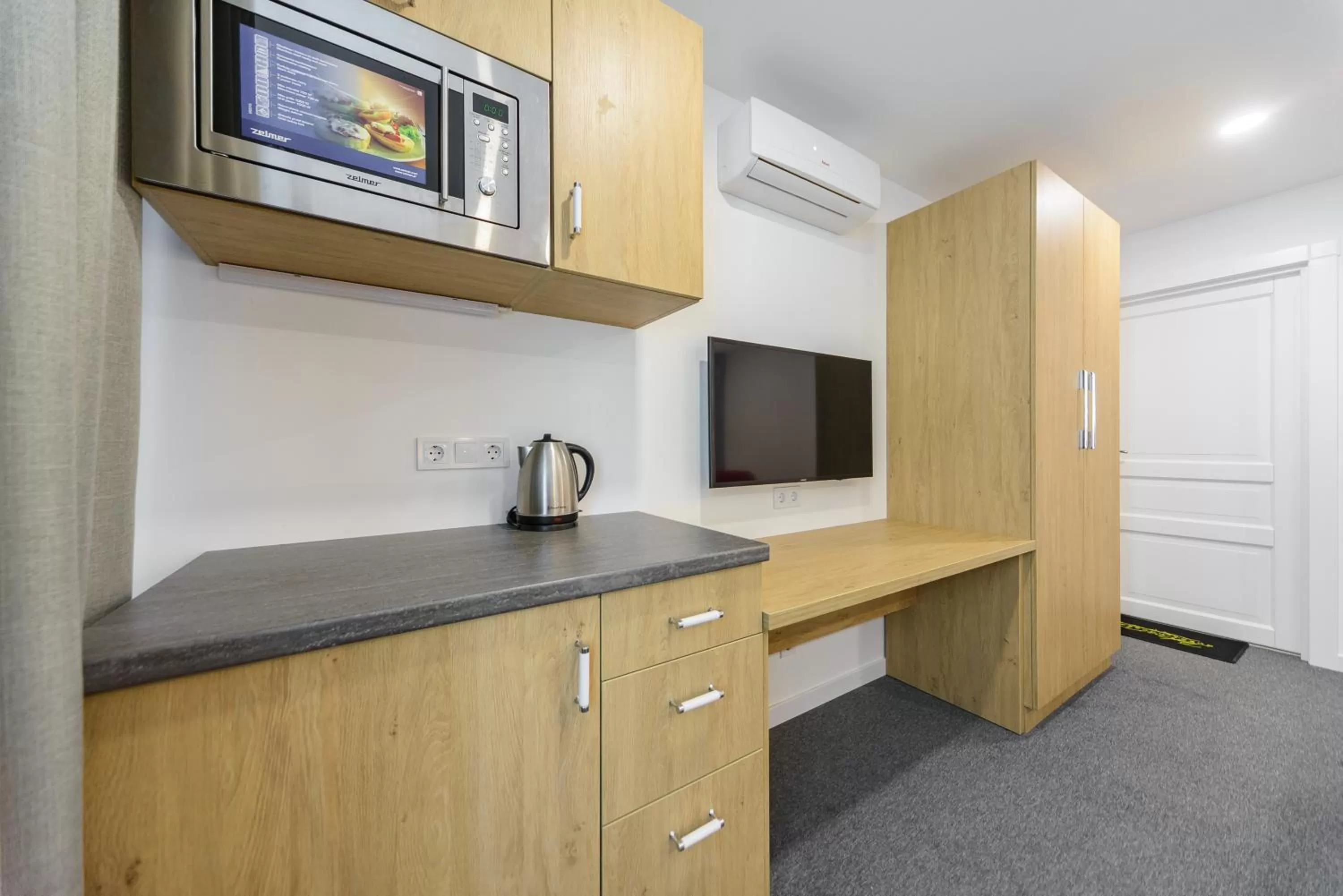 Kitchen or kitchenette, TV/Entertainment Center in Partner Guest House