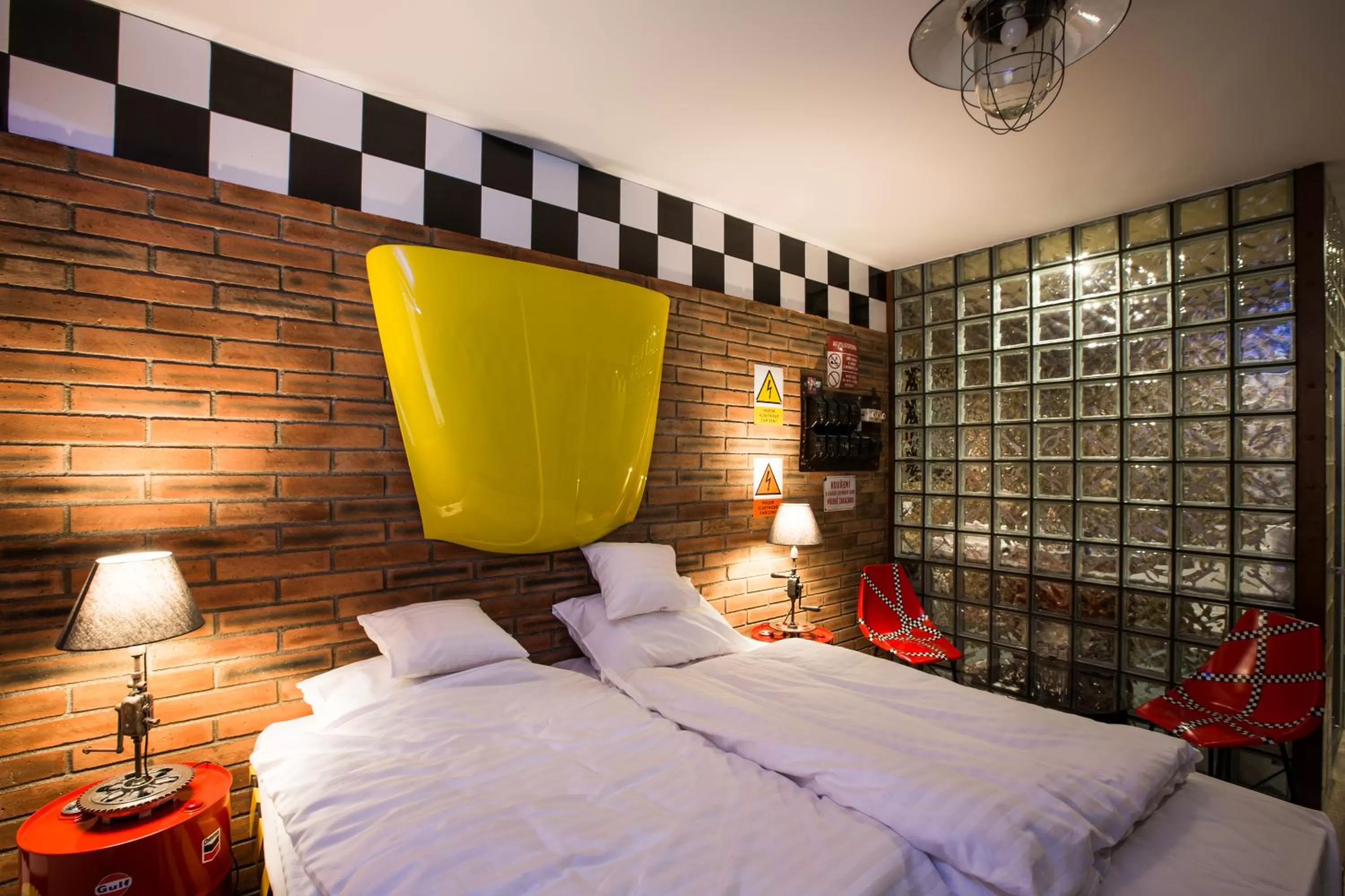 Bed in Retro hotel Garage