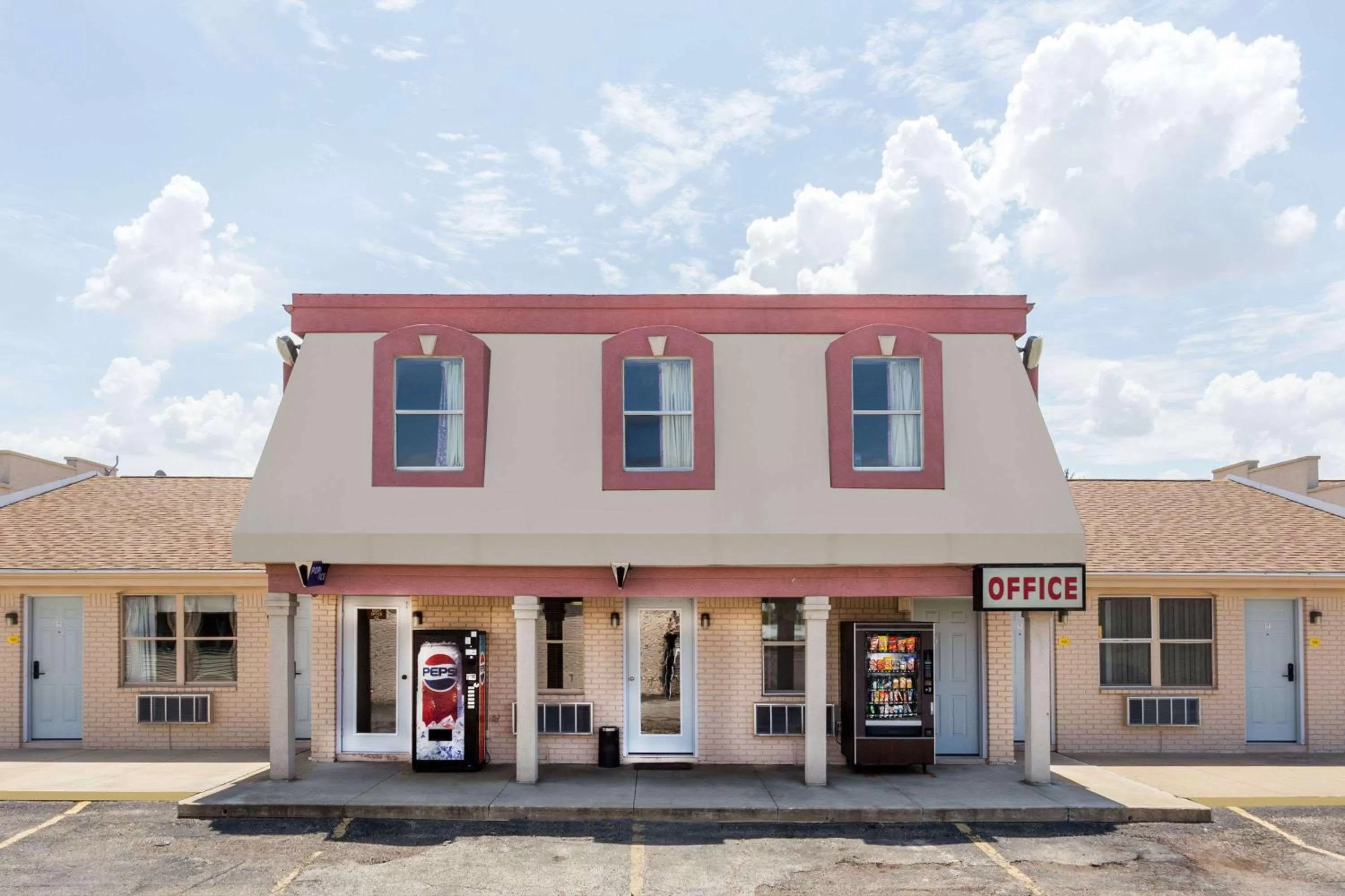 Property building in Knights Inn Peru