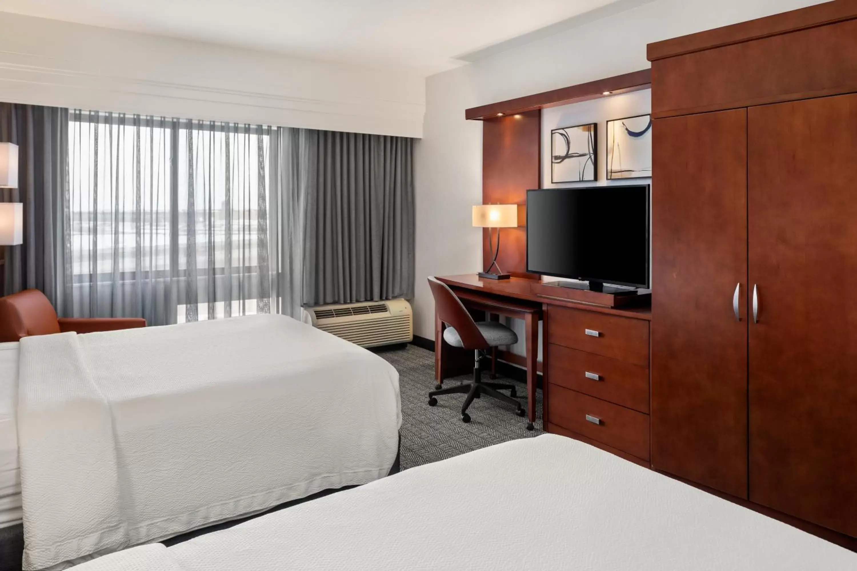 Bedroom, TV/Entertainment Center in Courtyard Mankato Hotel & Event Center