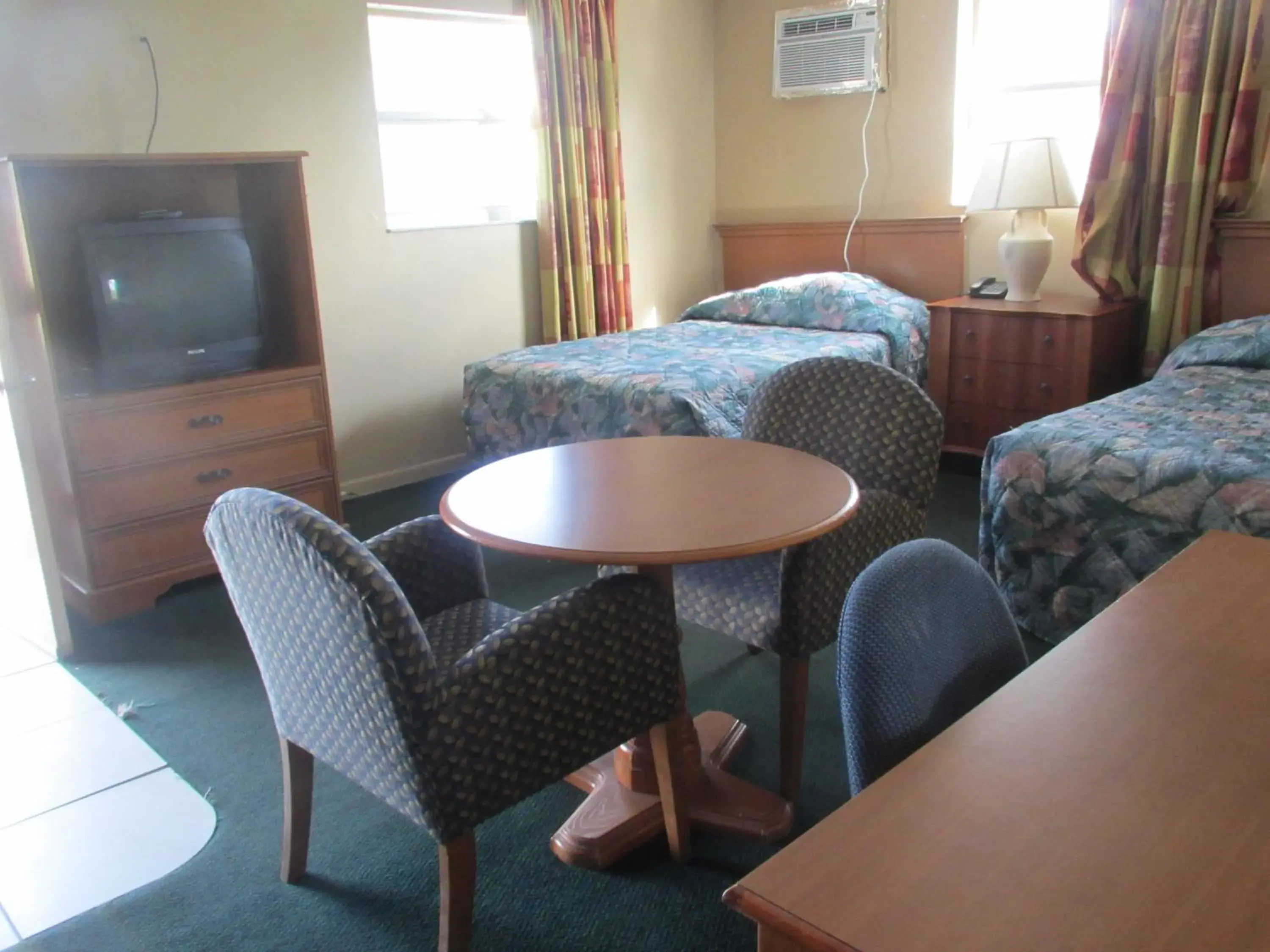 Bedroom, Seating Area in Country Lodge